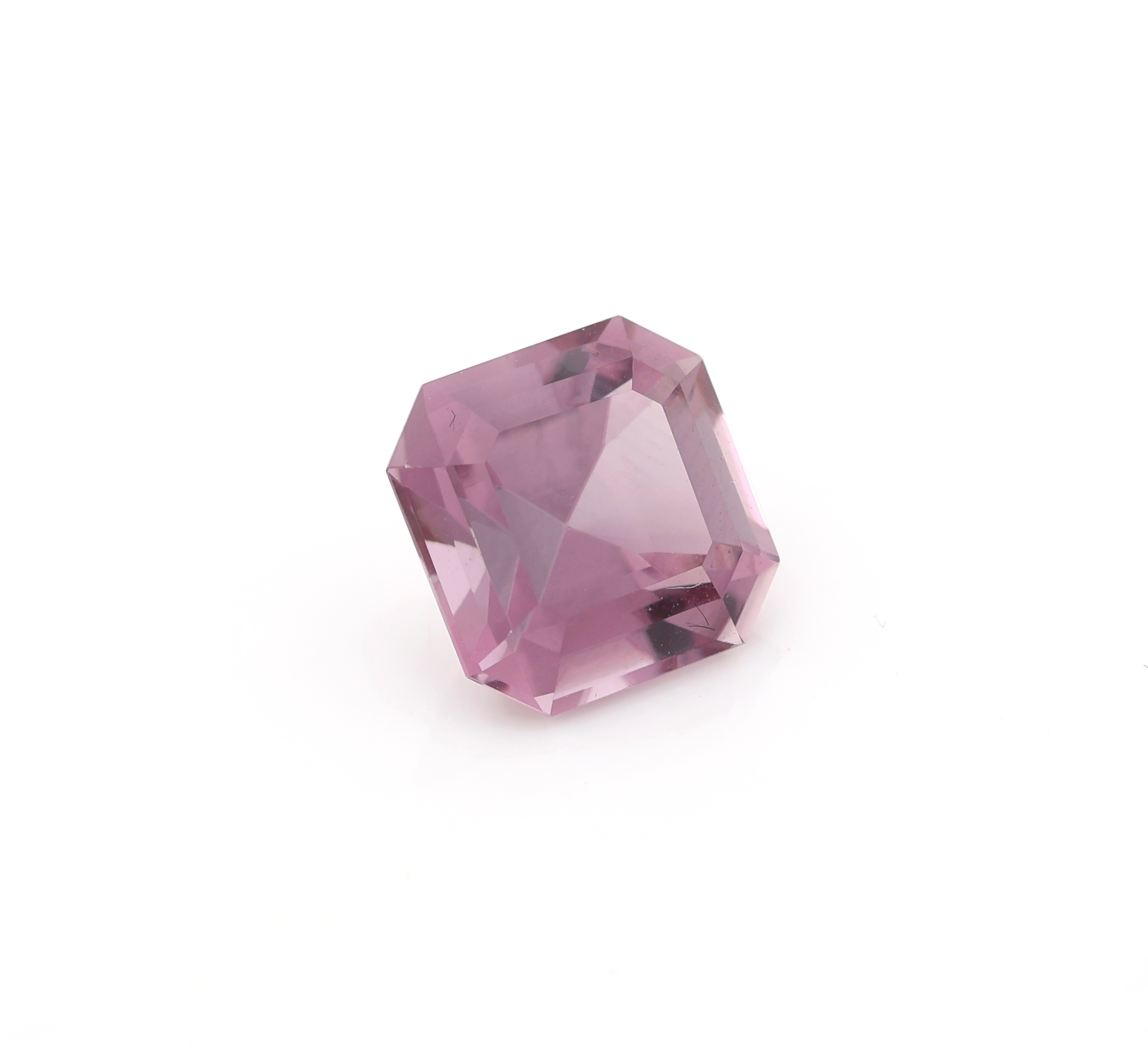 Detail a: Loser pinkfarbener Diaspor, ca. 4.5 ct, facett. Asscher Cut, ca. 9.5 x 9.5 x 6.5 mm,