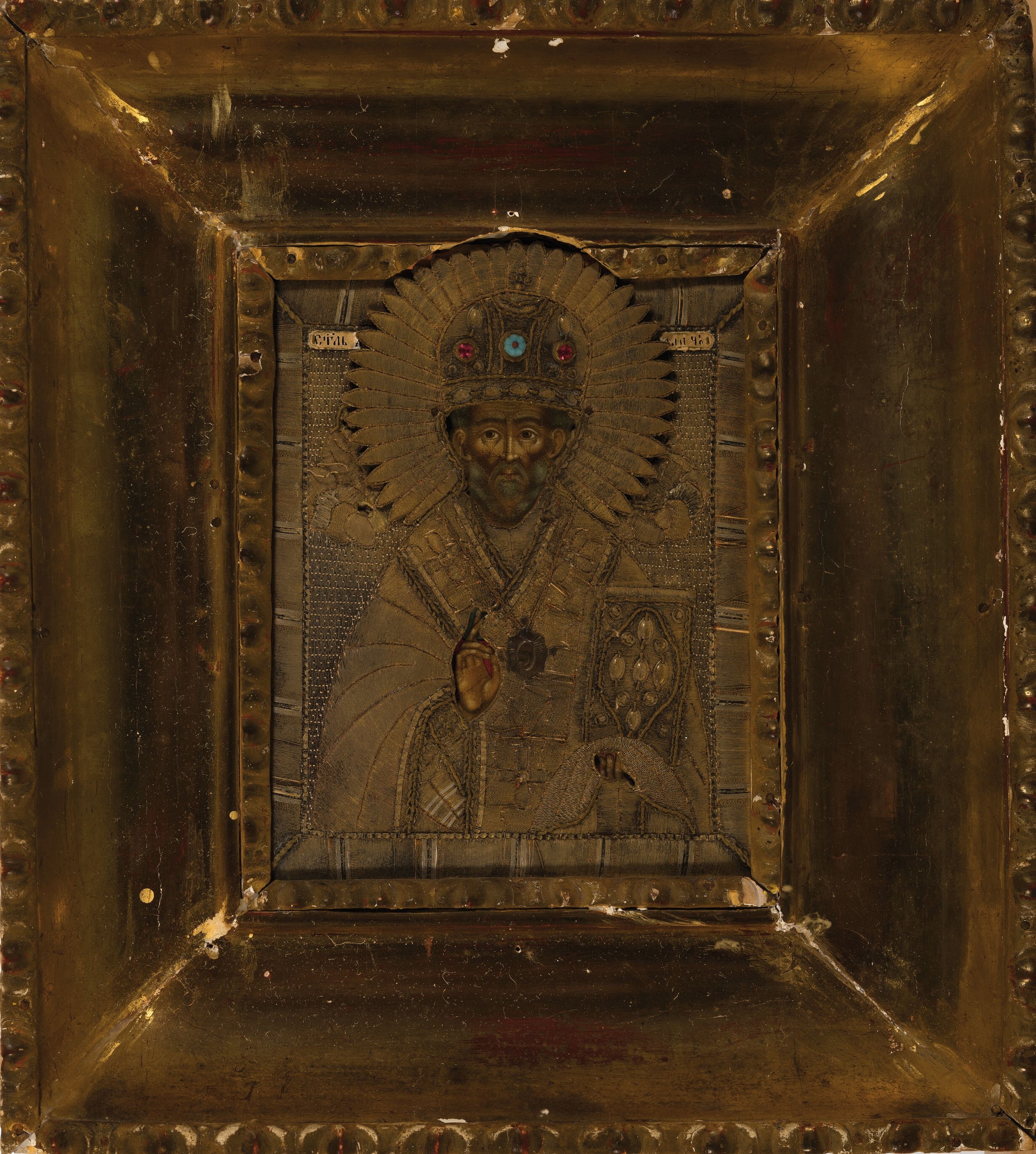 Detail k: Ikone, Russland, um 1880,, Hl. Nikolaus, Eitempera/Holz, Oklad aus, Textil, goldfarbeneFäden und verg. Metallapplikationen, gestickt Krone mit ...