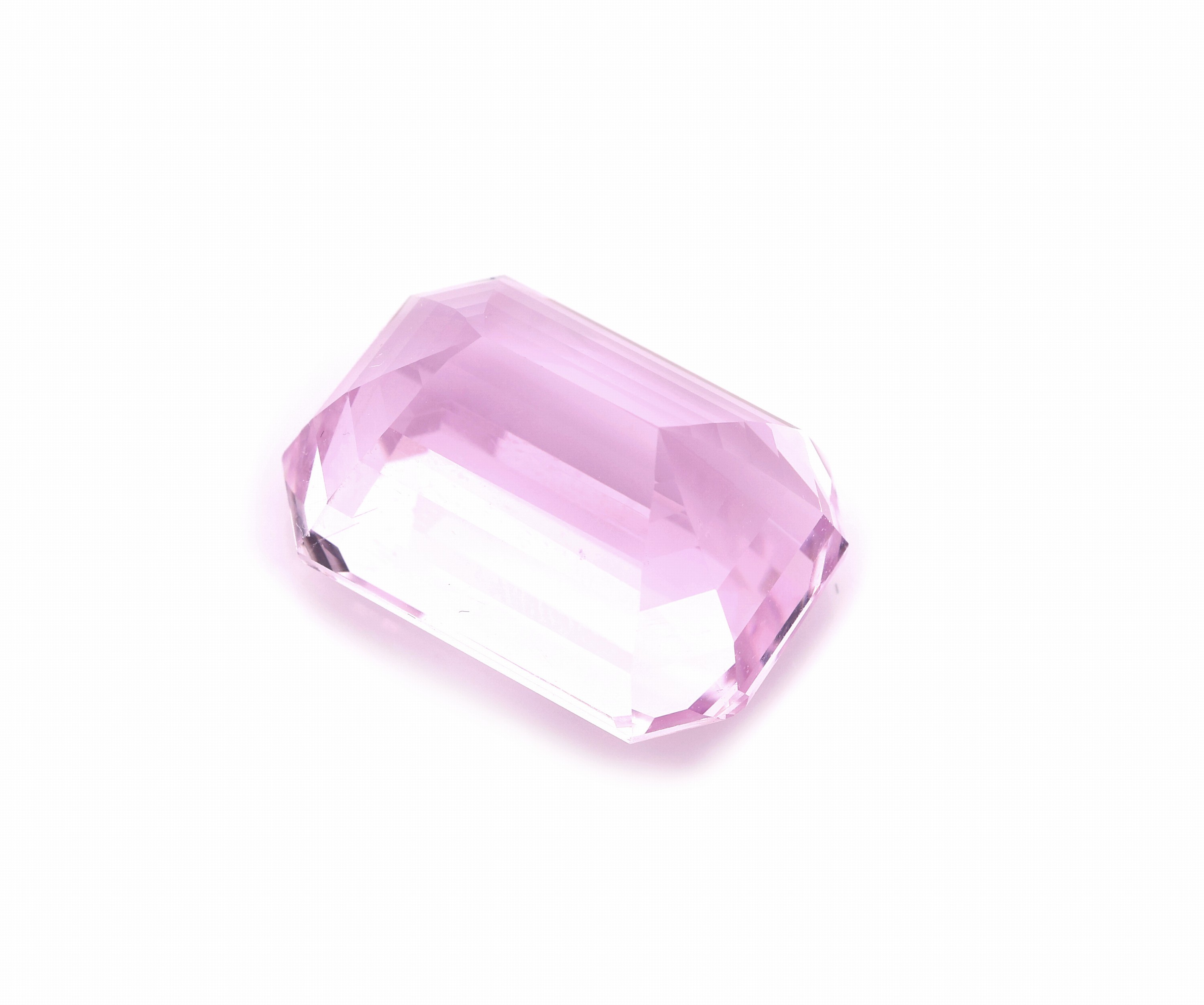 Detail b: Loser Kunzit ca. 45.1 ct, im Emerald Cut, Pink, ca. 23.5 x 16.6 x 13.1 mm,