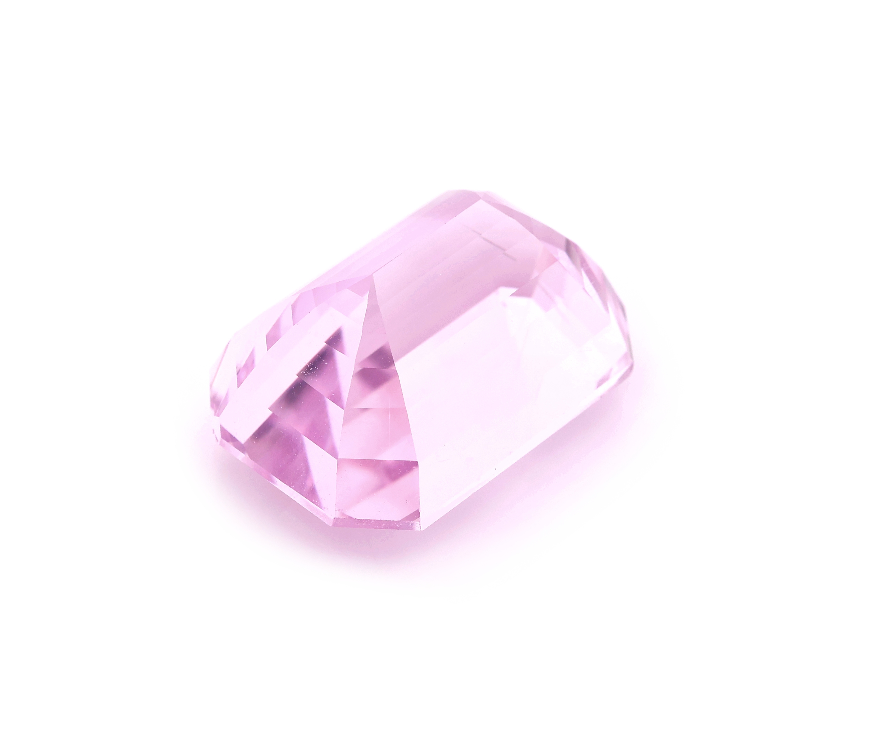 Detail c: Loser Kunzit ca. 45.1 ct, im Emerald Cut, Pink, ca. 23.5 x 16.6 x 13.1 mm,
