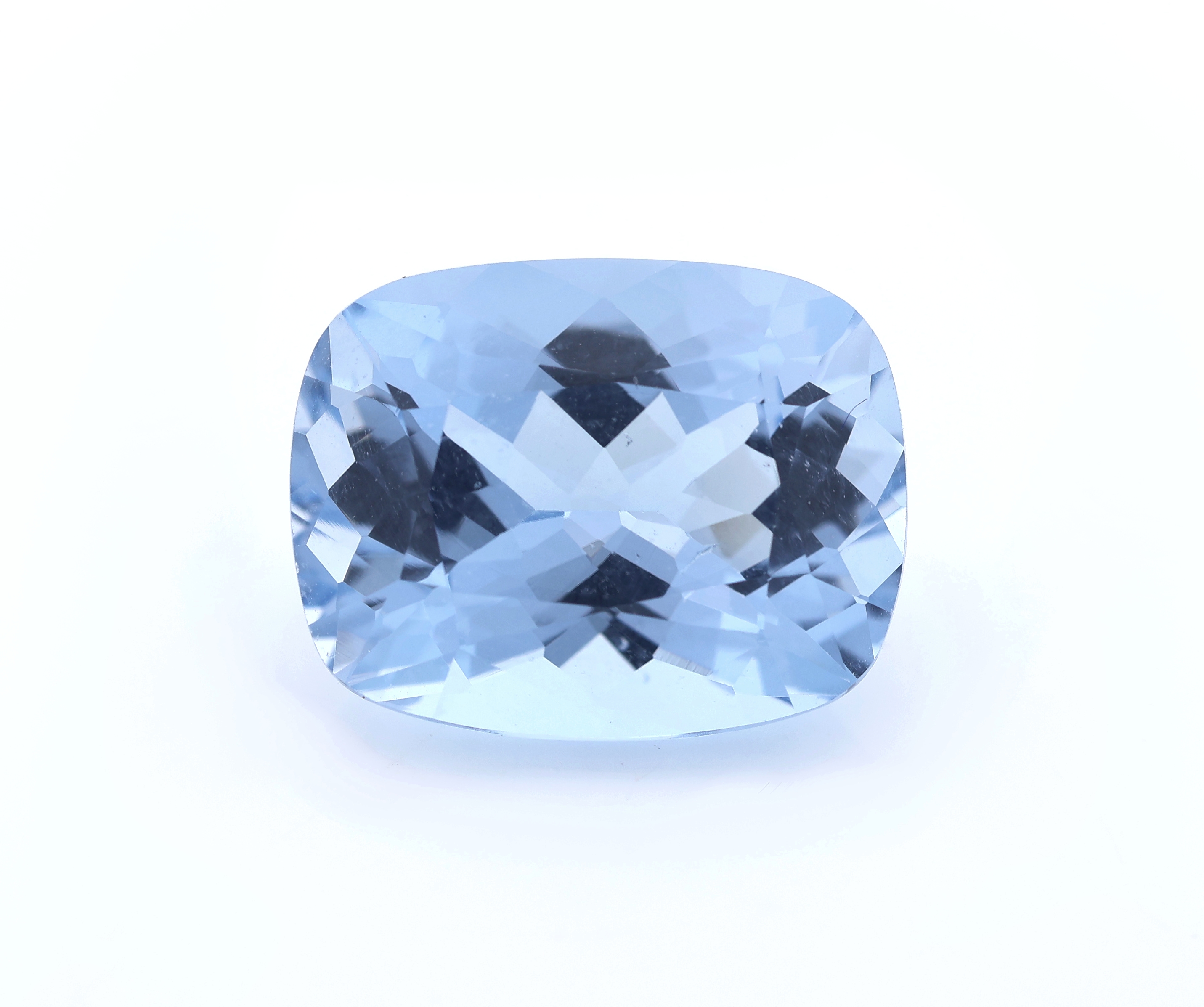 Loser Aquamarin ca. 12.36 ct, facett. Kissenschliff, 16.61 x 13.00 x 9.26 mm, von schöner Farbe, beh. (minimale Kerbe auf der Rs.) mit AIG Expertise