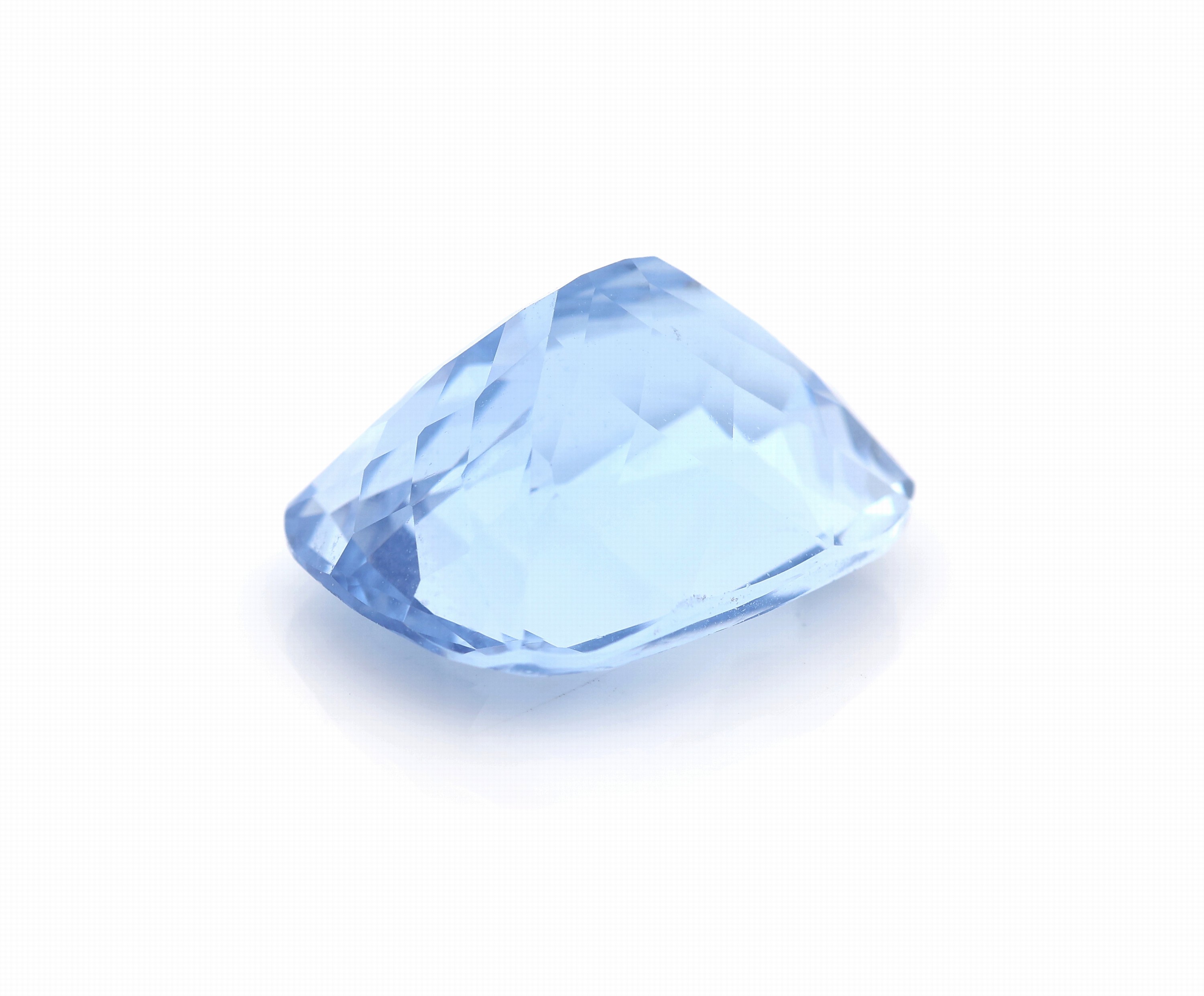 Detail a: Loser Aquamarin ca. 12.36 ct, facett. Kissenschliff, 16.61 x 13.00 x 9.26 mm, von schöner Farbe, beh. (minimale Kerbe auf der Rs.) mit AIG Expertise