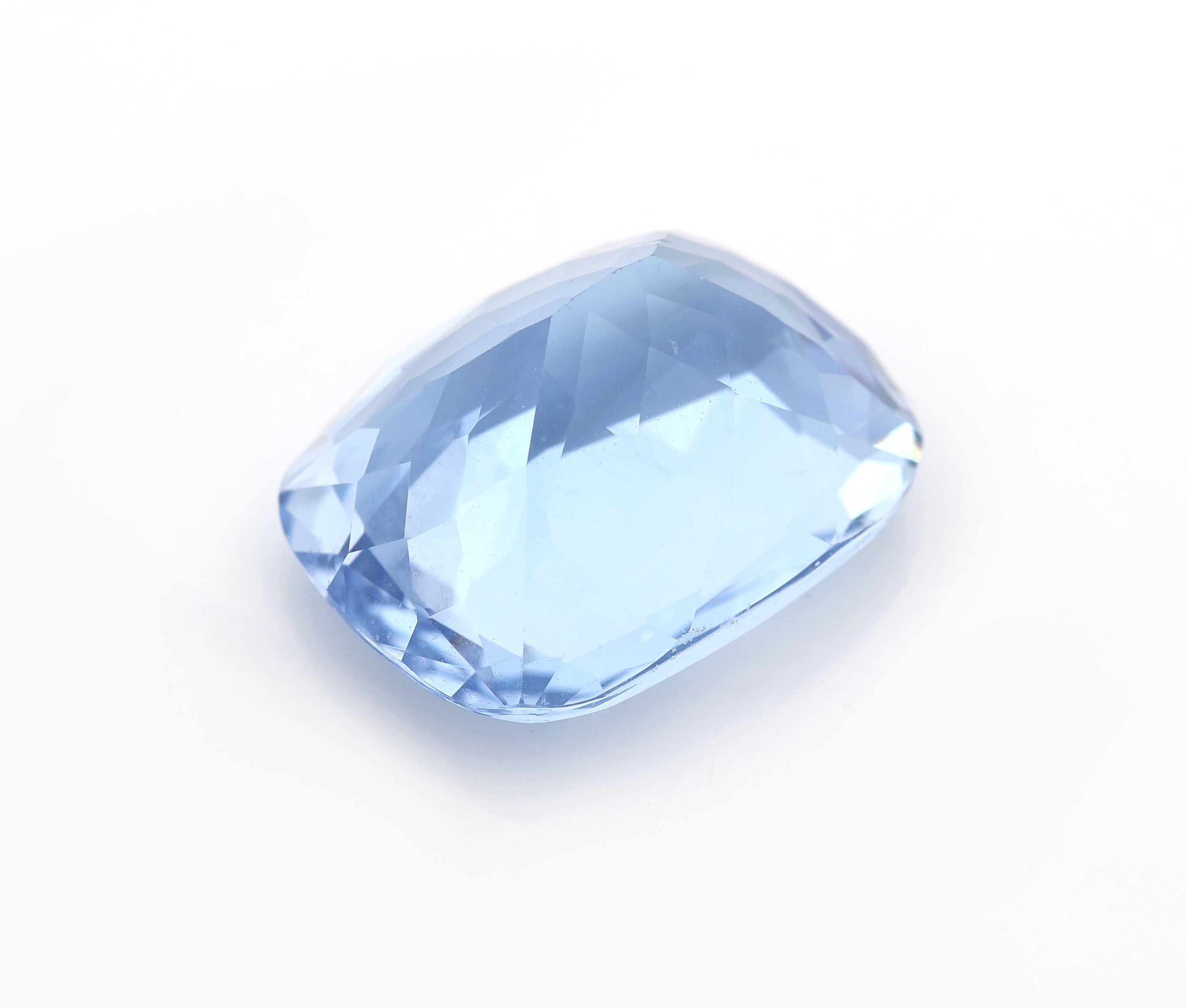 Detail b: Loser Aquamarin ca. 12.36 ct, facett. Kissenschliff, 16.61 x 13.00 x 9.26 mm, von schöner Farbe, beh. (minimale Kerbe auf der Rs.) mit AIG Expertise