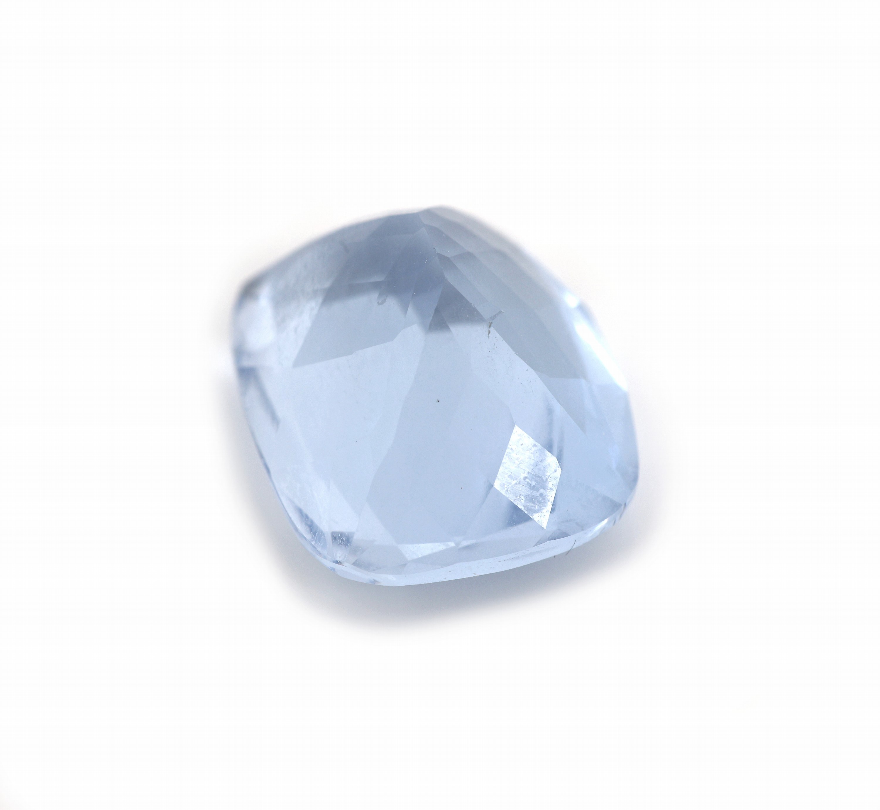 Detail d: Loser Aquamarin ca. 12.36 ct, facett. Kissenschliff, 16.61 x 13.00 x 9.26 mm, von schöner Farbe, beh. (minimale Kerbe auf der Rs.) mit AIG Expertise