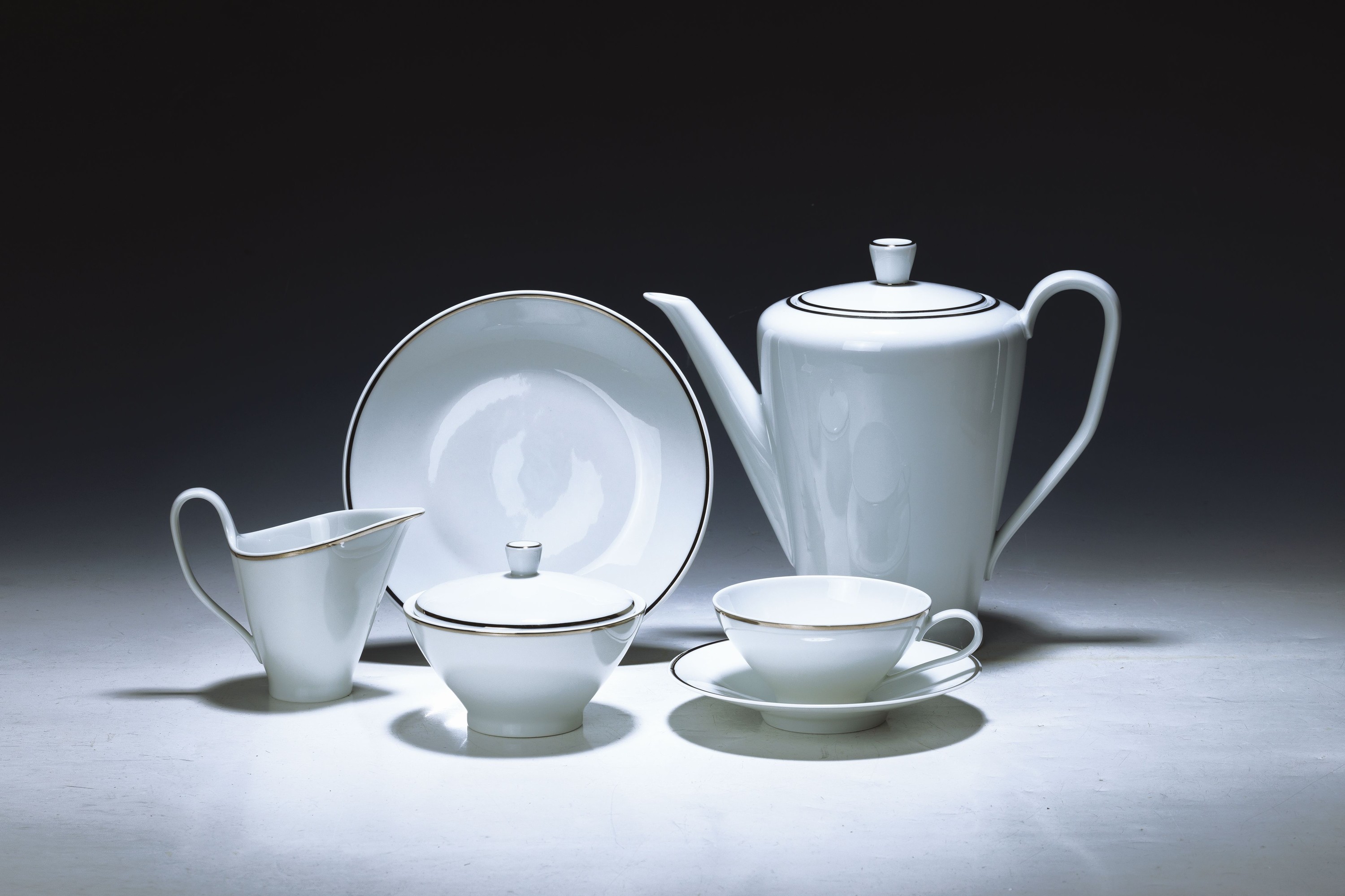 Kaffeeservice, Rosenthal, 1970/80er-Jahre, Weißporzellan mit Platinrand, 12 Tassen mit , 11 Kuchenteller, Kaffeekanne, Zuckerdose und Sahnegießer, ...
