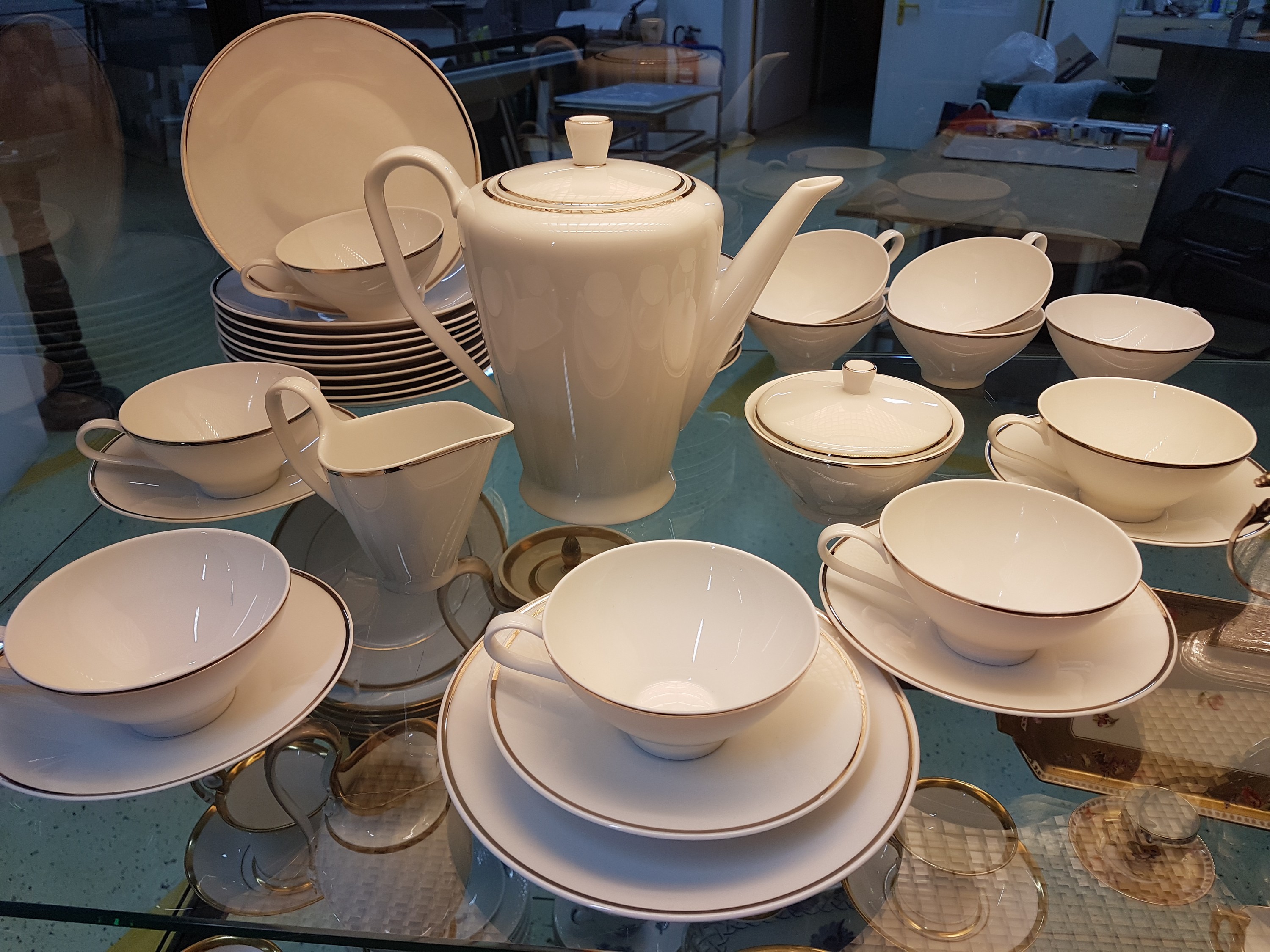 Detail a: Kaffeeservice, Rosenthal, 1970/80er-Jahre, Weißporzellan mit Platinrand, 12 Tassen mit , 11 Kuchenteller, Kaffeekanne, Zuckerdose und Sahnegießer, ...