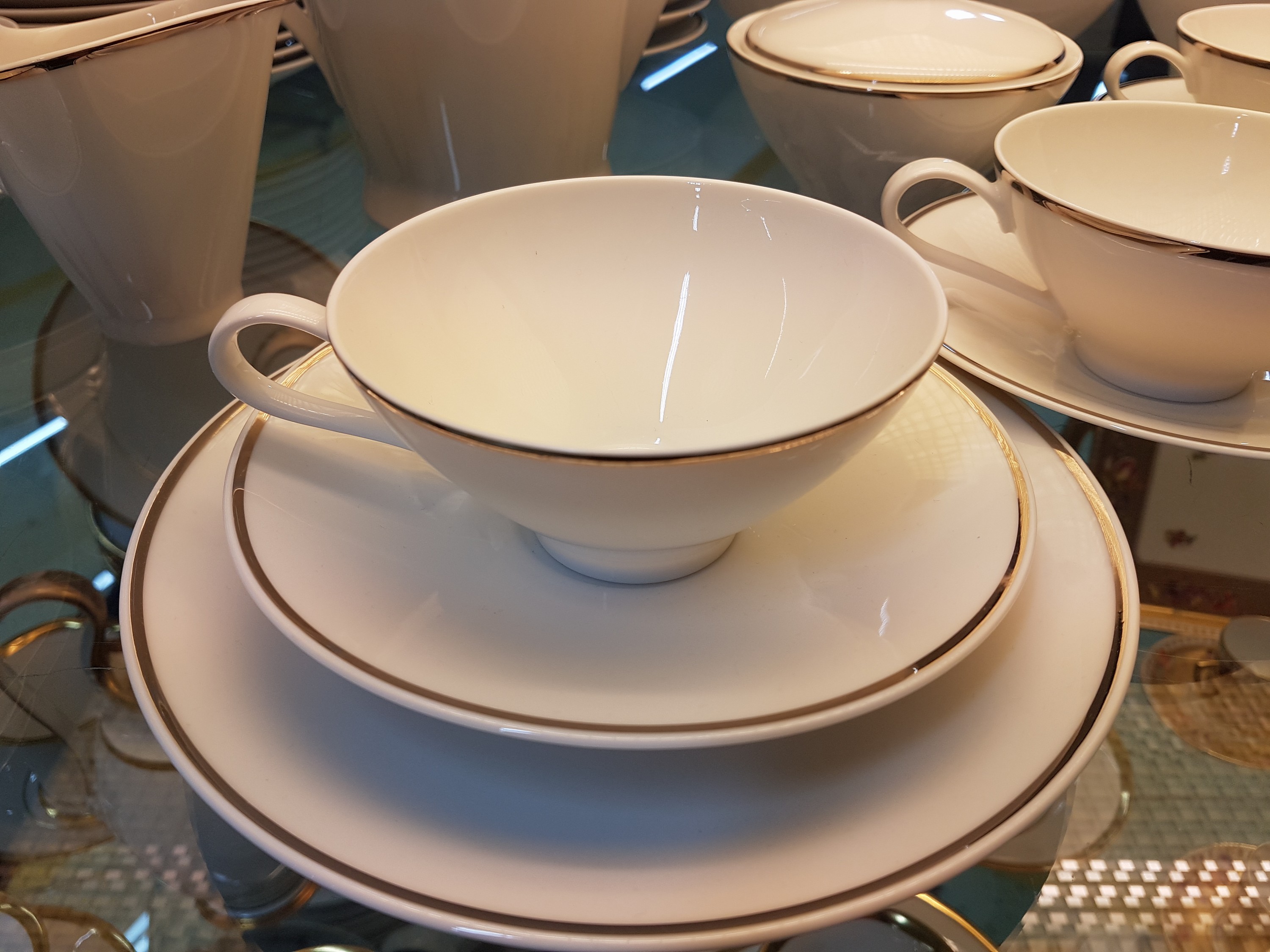 Detail b: Kaffeeservice, Rosenthal, 1970/80er-Jahre, Weißporzellan mit Platinrand, 12 Tassen mit , 11 Kuchenteller, Kaffeekanne, Zuckerdose und Sahnegießer, ...