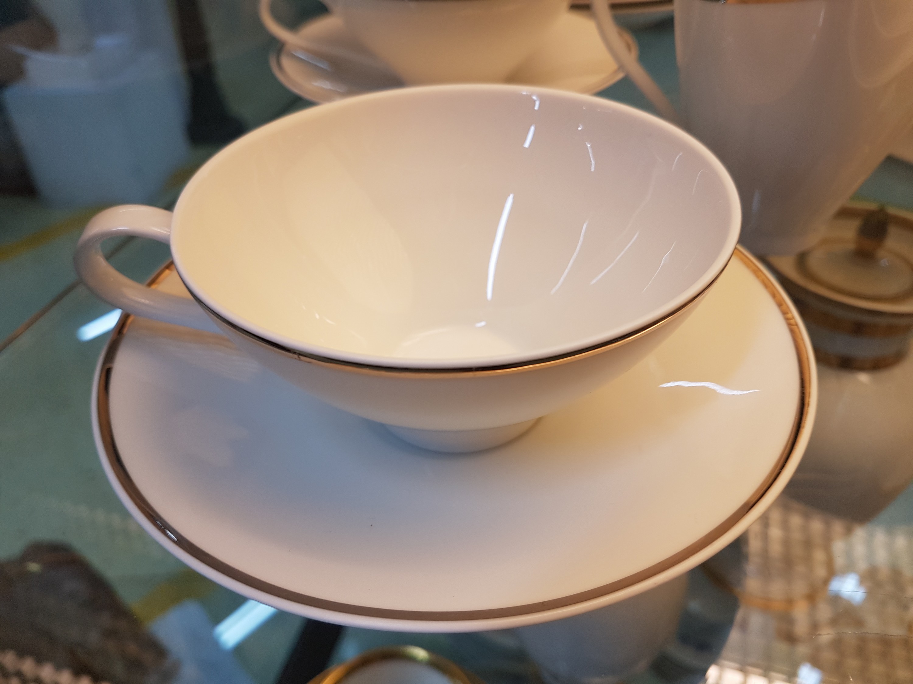 Detail c: Kaffeeservice, Rosenthal, 1970/80er-Jahre, Weißporzellan mit Platinrand, 12 Tassen mit , 11 Kuchenteller, Kaffeekanne, Zuckerdose und Sahnegießer, ...