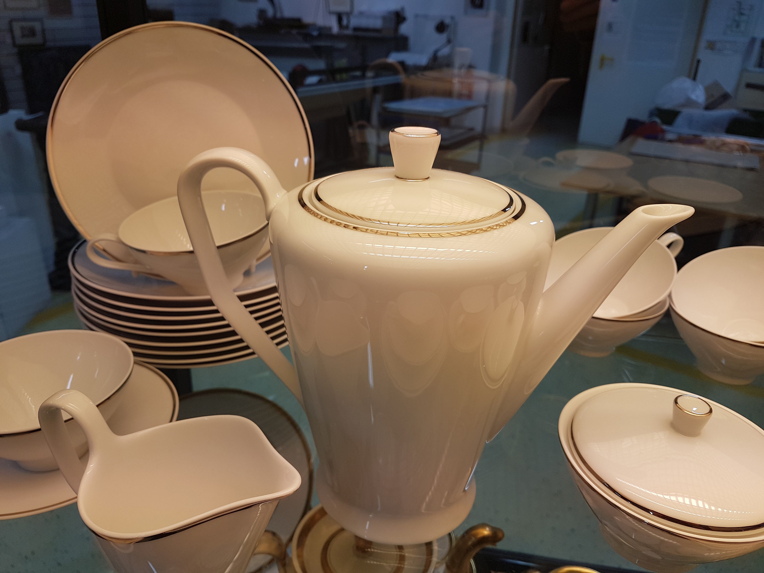 Detail d: Kaffeeservice, Rosenthal, 1970/80er-Jahre, Weißporzellan mit Platinrand, 12 Tassen mit , 11 Kuchenteller, Kaffeekanne, Zuckerdose und Sahnegießer, ...