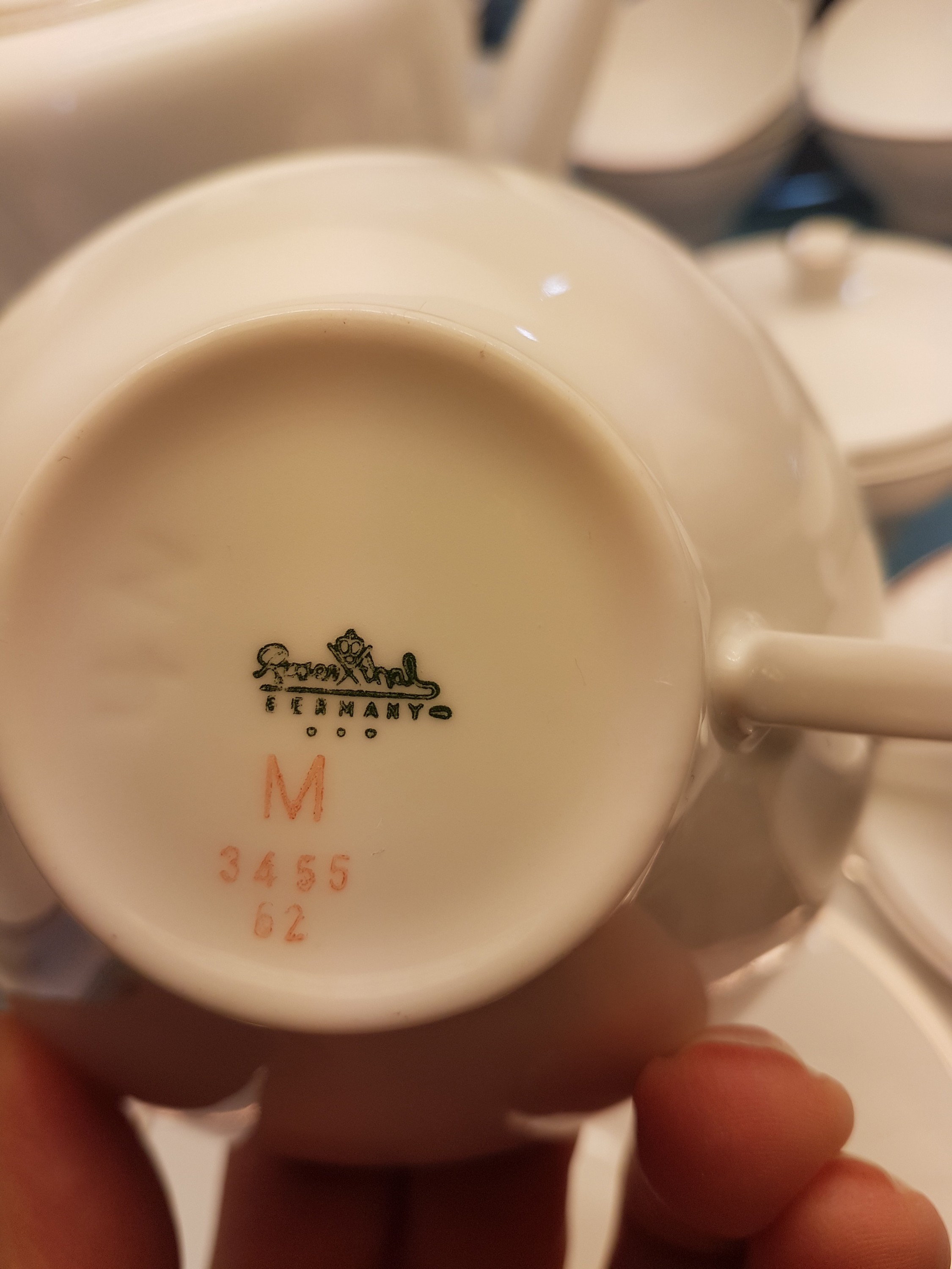 Detail e: Kaffeeservice, Rosenthal, 1970/80er-Jahre, Weißporzellan mit Platinrand, 12 Tassen mit , 11 Kuchenteller, Kaffeekanne, Zuckerdose und Sahnegießer, ...