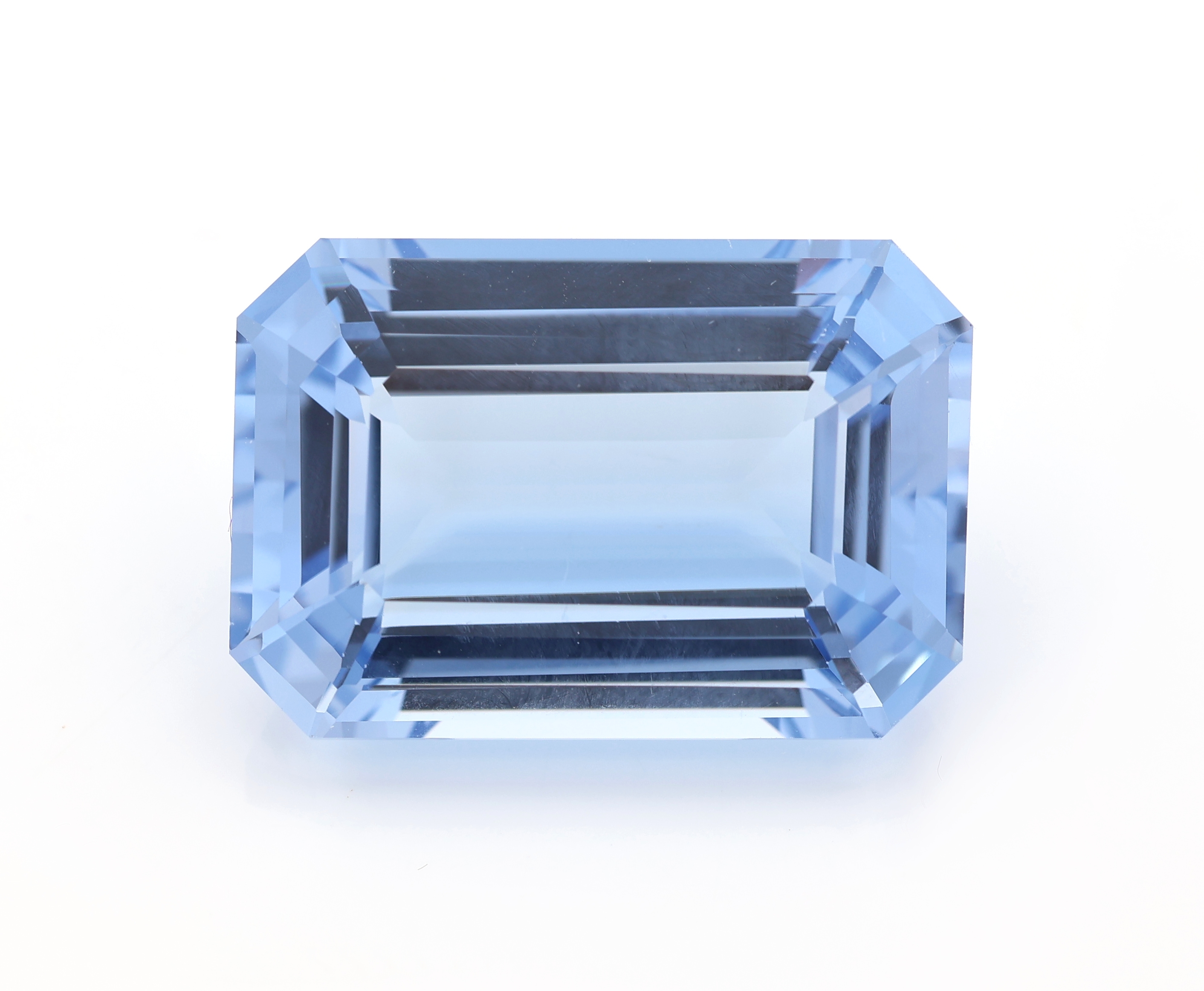 Loser Aquamarin ca. 21.94 ct, facett. Oktagonschliff, 20.63 x 14.03 x 9.26 mm, von schöner Farbe, beh., mit AIG Expertise