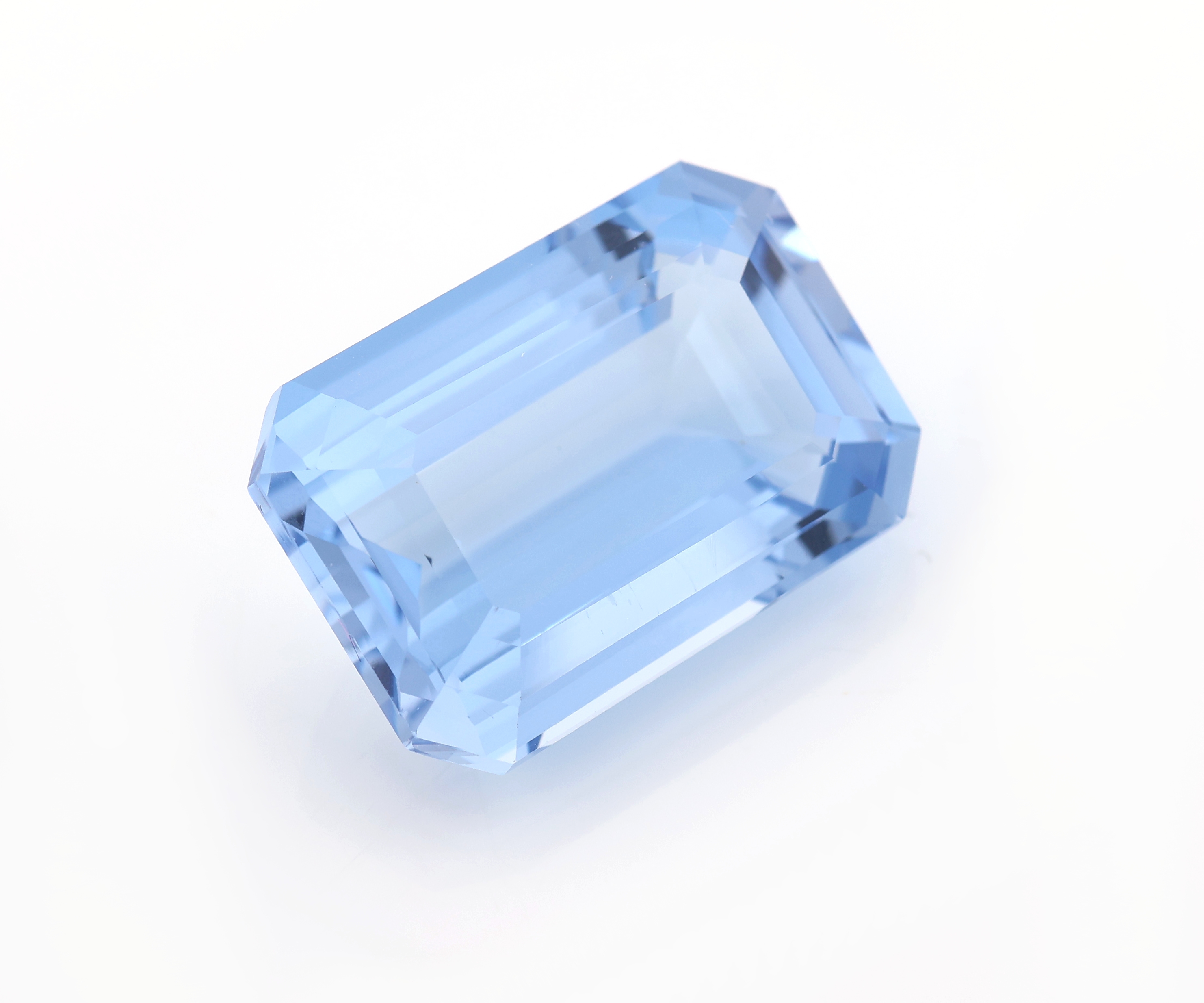 Detail a: Loser Aquamarin ca. 21.94 ct, facett. Oktagonschliff, 20.63 x 14.03 x 9.26 mm, von schöner Farbe, beh., mit AIG Expertise