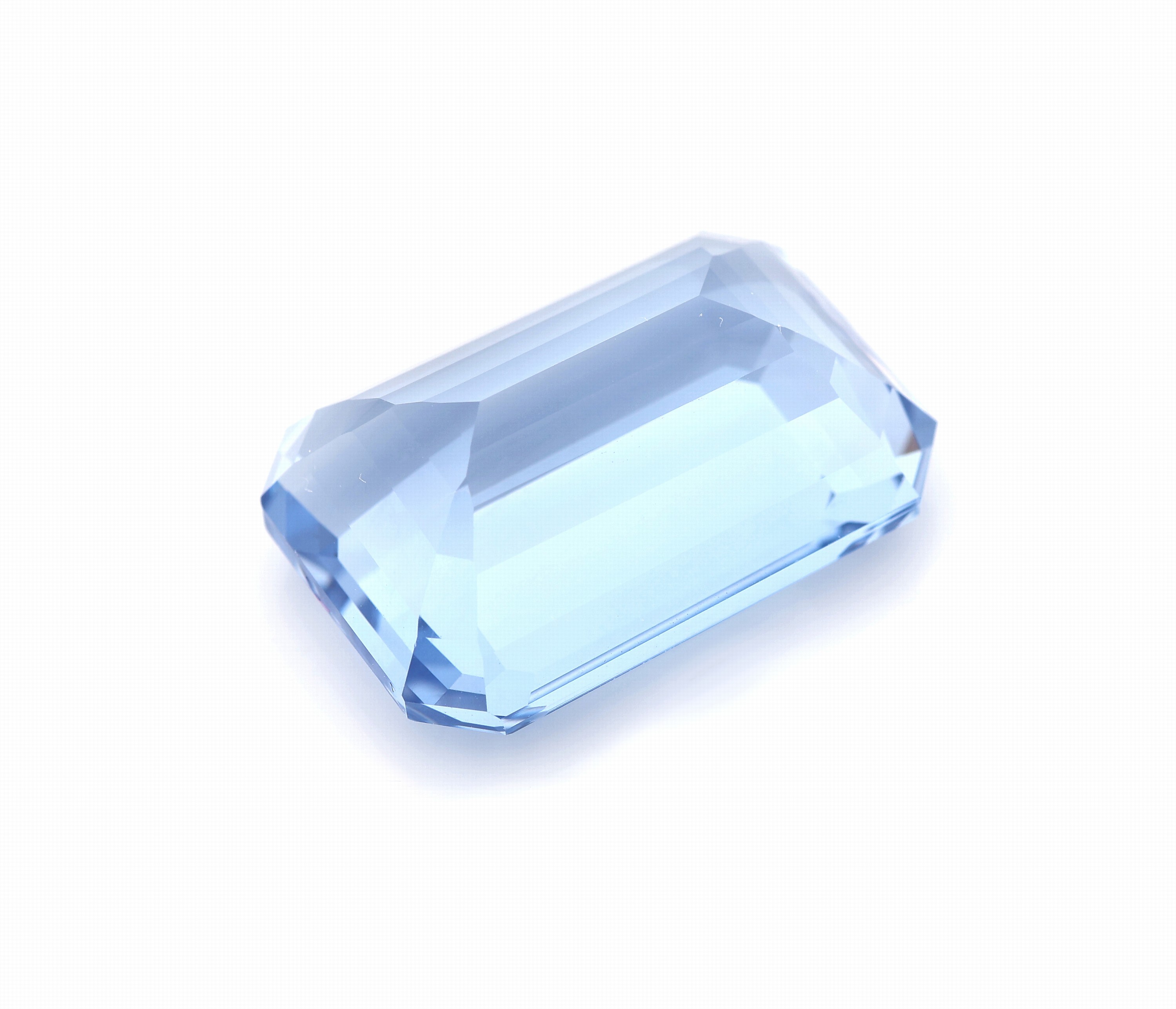 Detail b: Loser Aquamarin ca. 21.94 ct, facett. Oktagonschliff, 20.63 x 14.03 x 9.26 mm, von schöner Farbe, beh., mit AIG Expertise