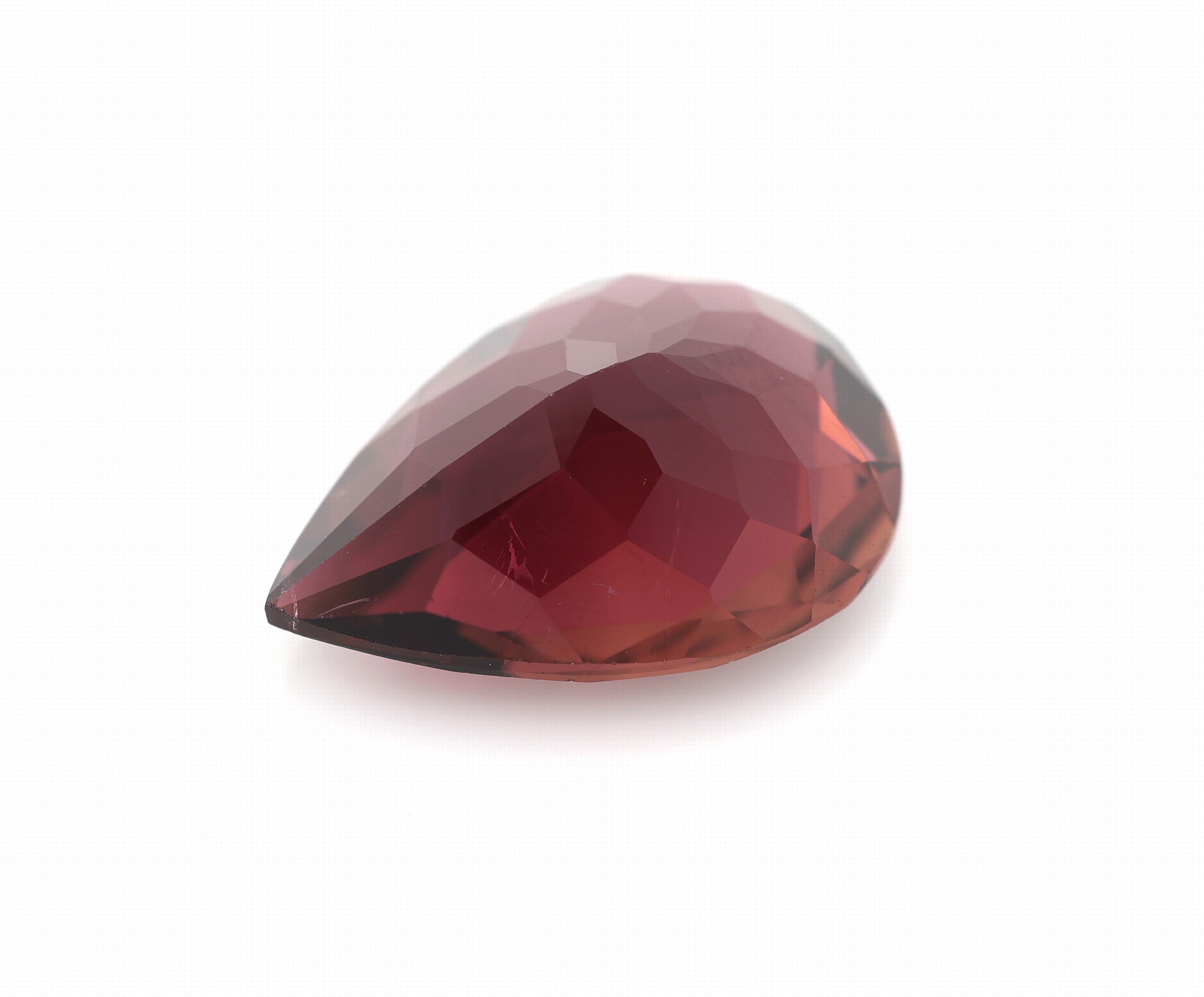 Detail a: Loser Rubellit ca. 8.5 ct, Tropfen im Kissenschliff, Purblish Red, ca. 17.5 x 12.6 x6.8 mm