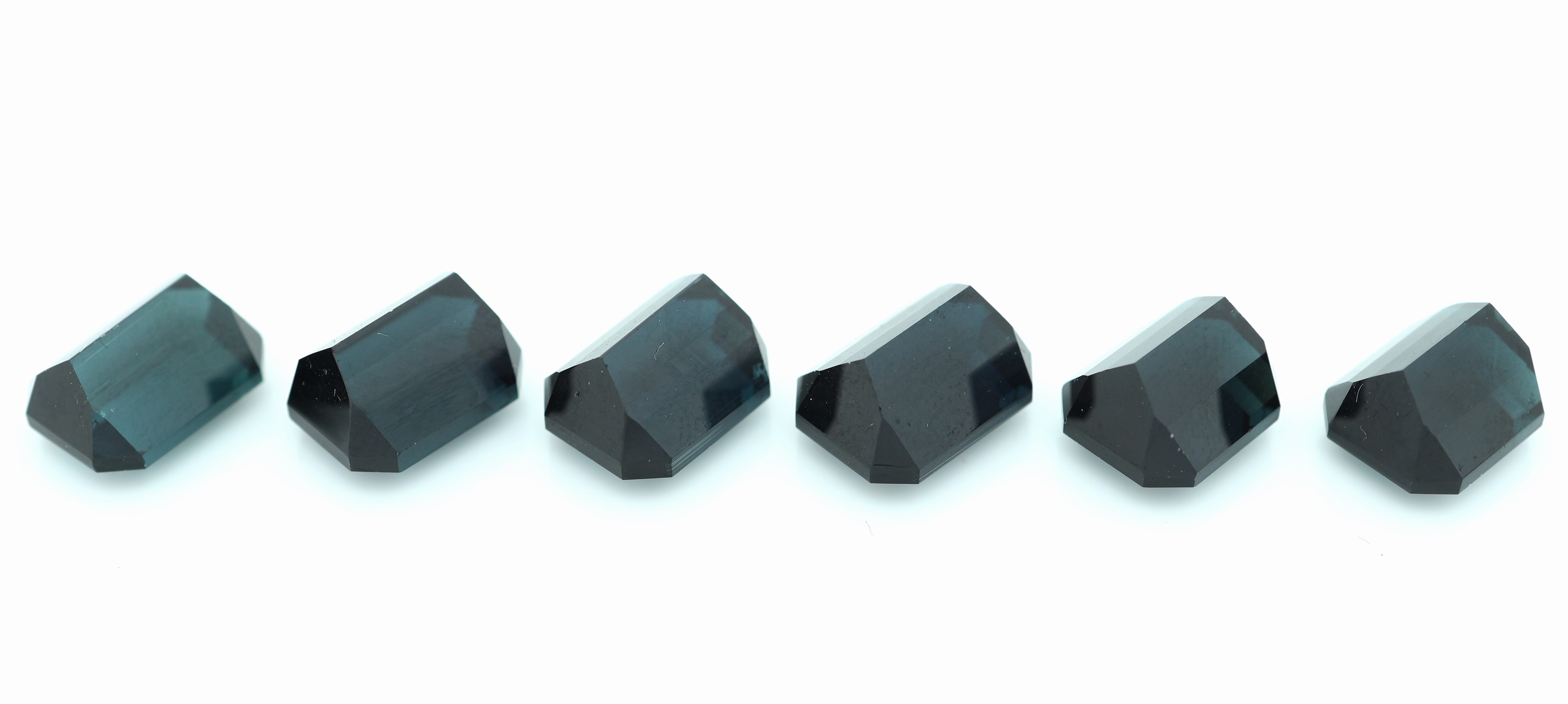 Detail a: Lot 6 lose Indigolithe zus. ca. 23.1 ct, facett. Oktagonschliff in versch. Größen, Greenish Blue,