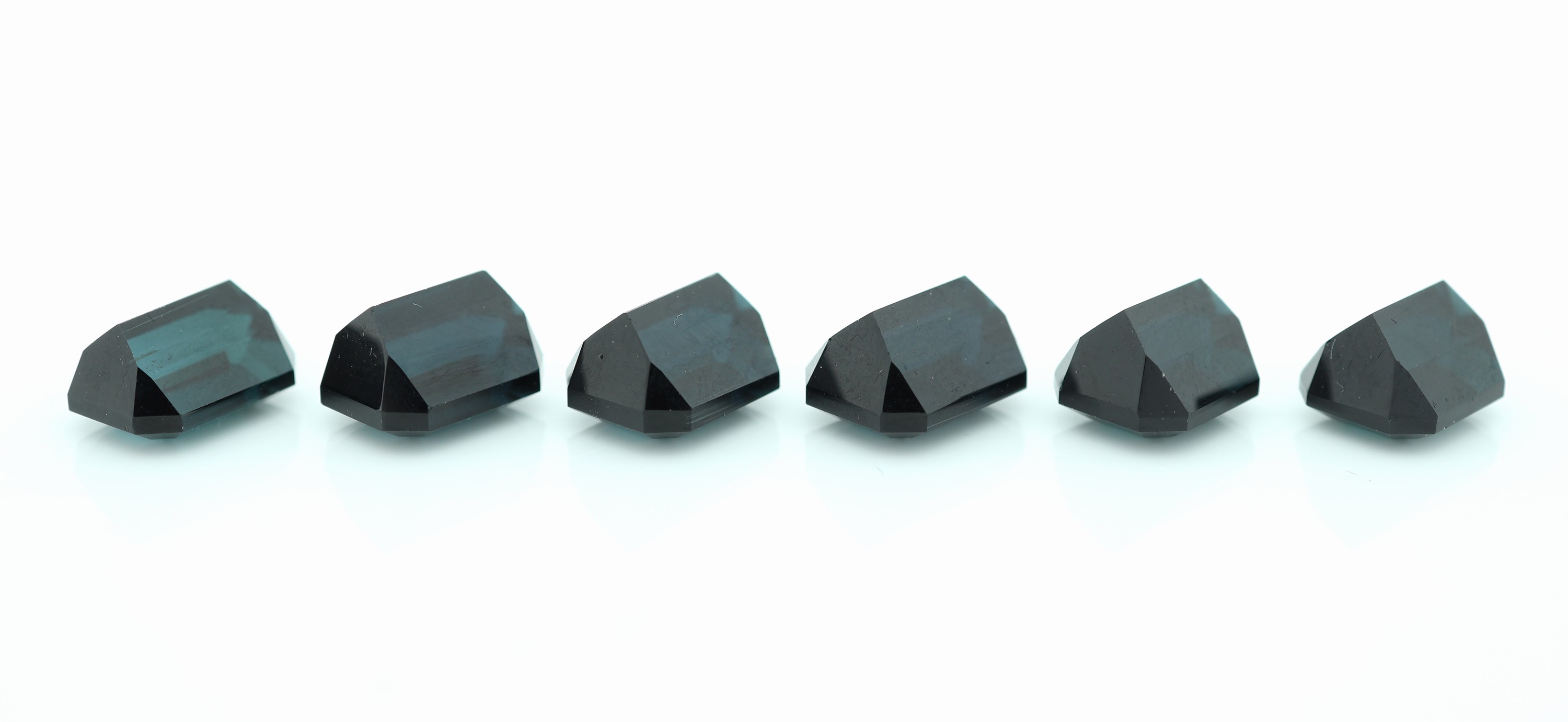 Detail b: Lot 6 lose Indigolithe zus. ca. 23.1 ct, facett. Oktagonschliff in versch. Größen, Greenish Blue,