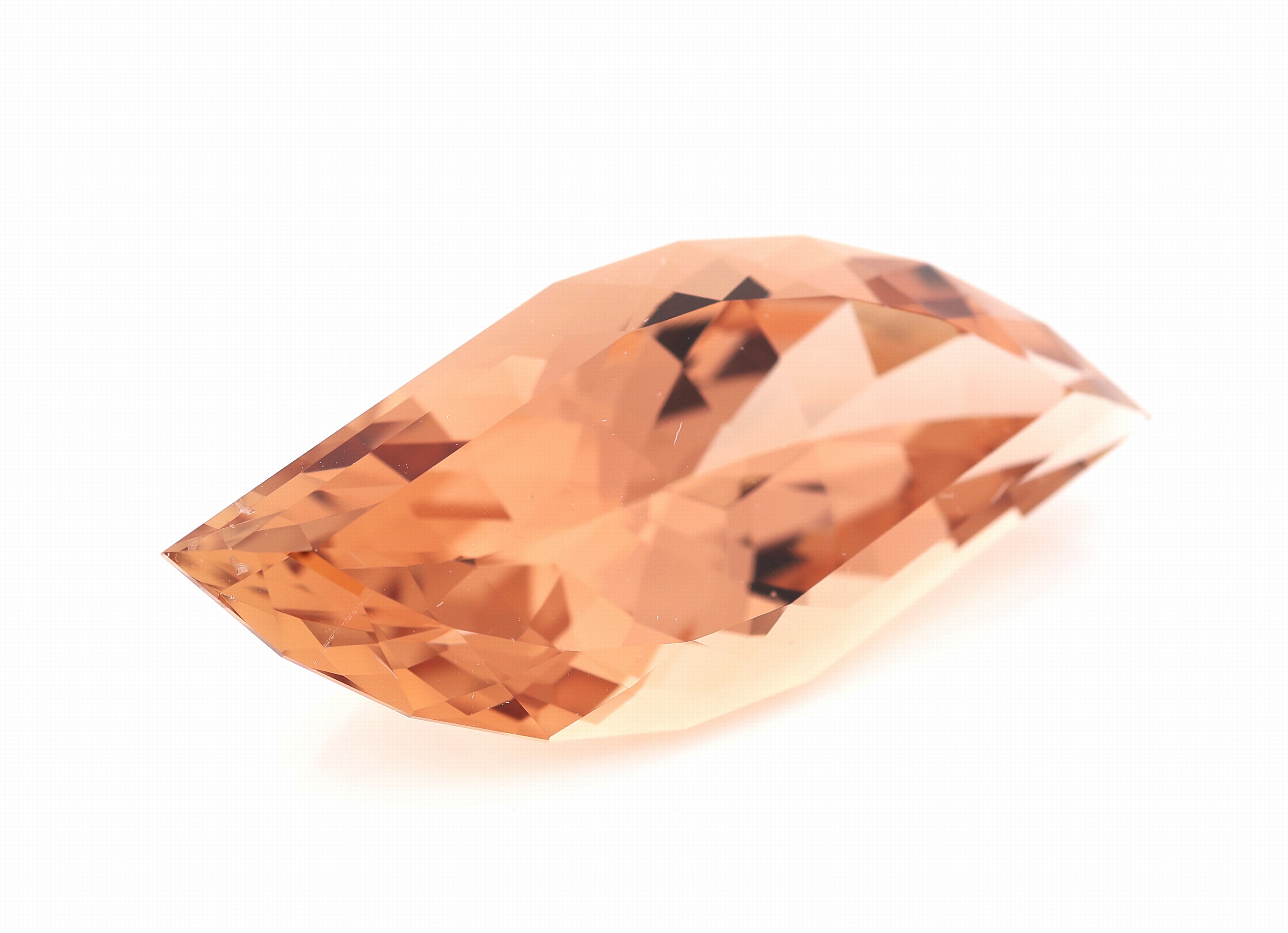 Detail a: Loser Imperial Topas ca. 39.2 ct, facett. Fantasieschliff, Light Reddish Orange, ca. 35.9 x 15.6 x 11.1 mm,