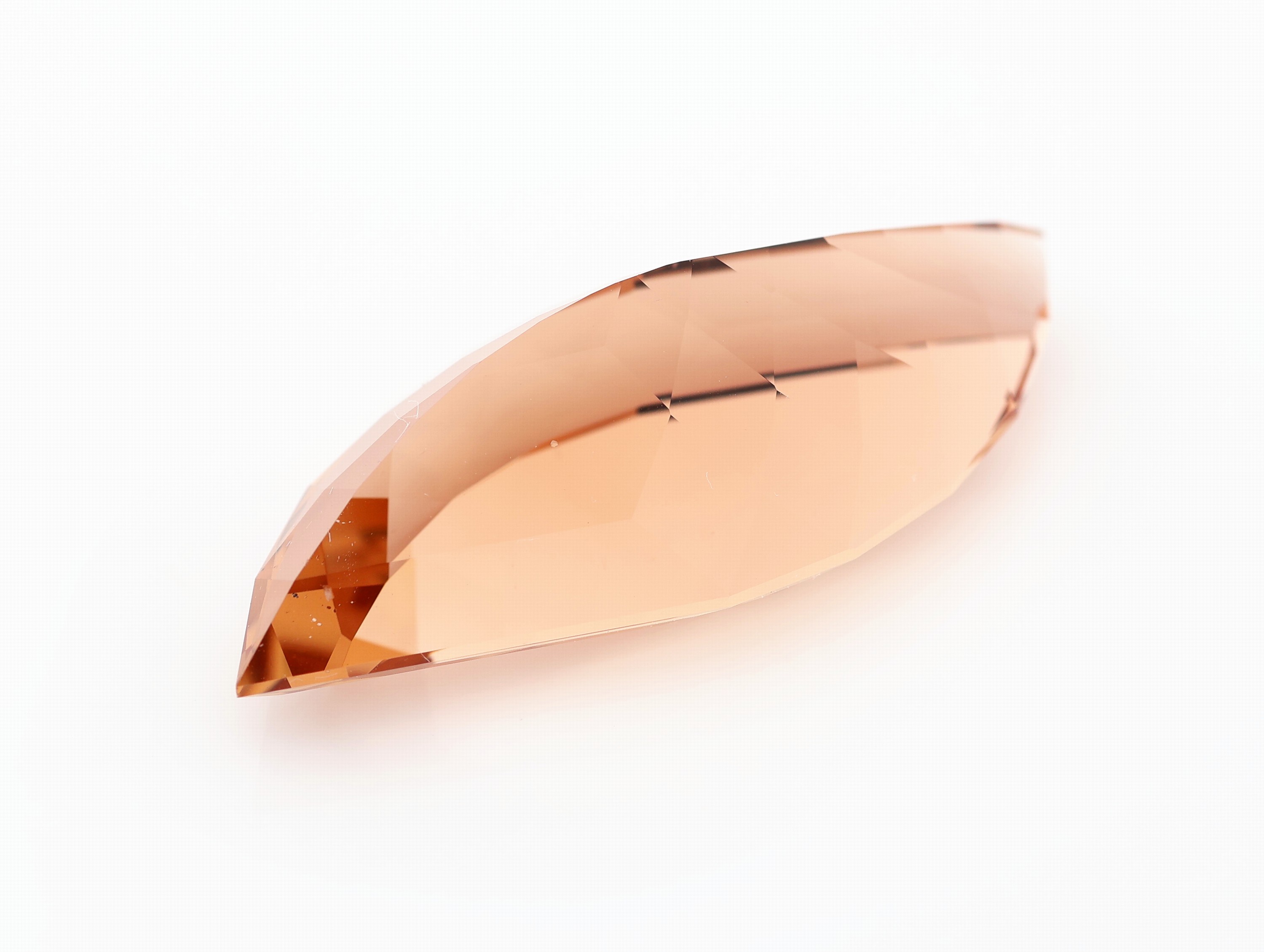 Detail b: Loser Imperial Topas ca. 39.2 ct, facett. Fantasieschliff, Light Reddish Orange, ca. 35.9 x 15.6 x 11.1 mm,