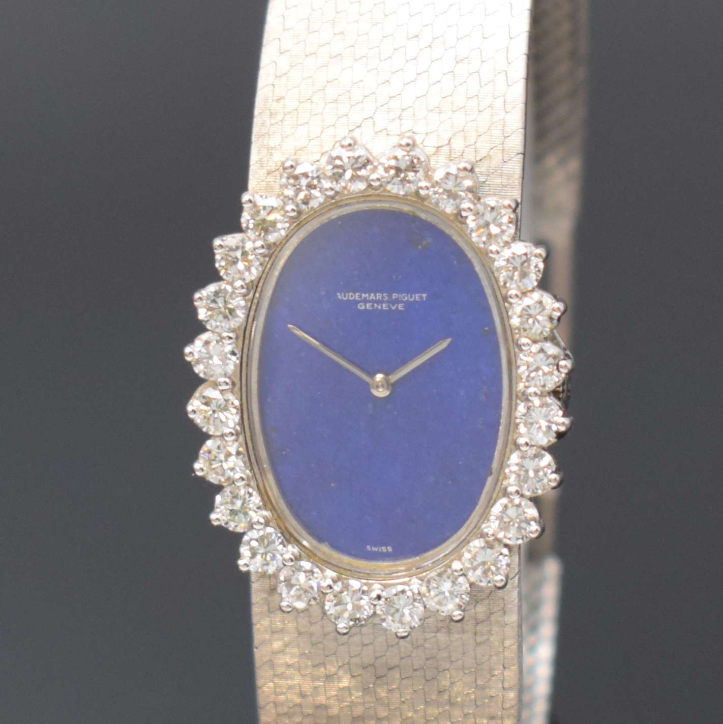 Detail a: AUDEMARS PIGUET feine Damenarmbanduhr in WG 750/000, Handaufzug, Schweiz um 1970, 2- teil. Geh., Boden aufgedr., Milanaiseband, Lünette aufw. m. ...