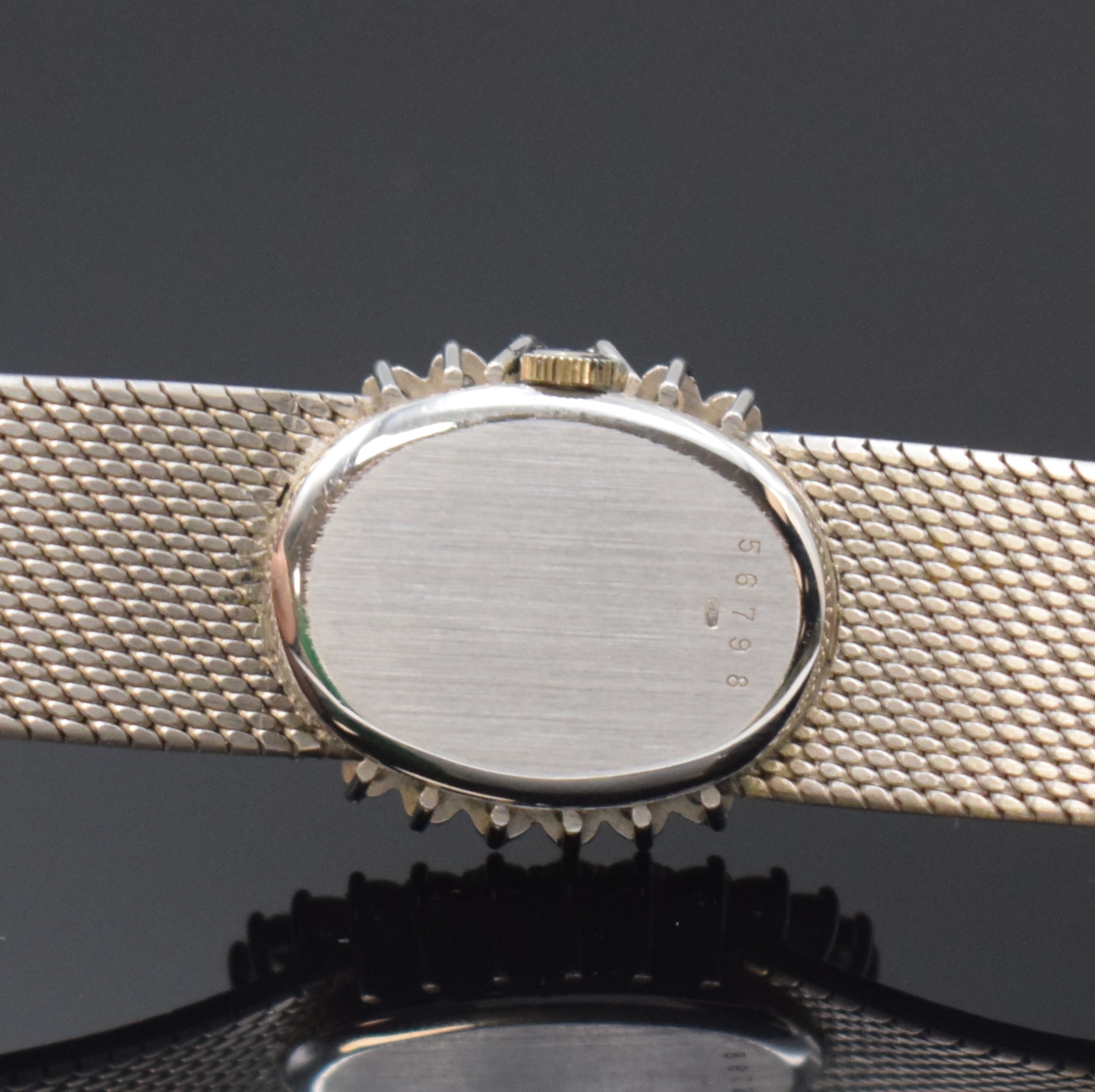 Detail d: AUDEMARS PIGUET feine Damenarmbanduhr in WG 750/000, Handaufzug, Schweiz um 1970, 2- teil. Geh., Boden aufgedr., Milanaiseband, Lünette aufw. m. ...