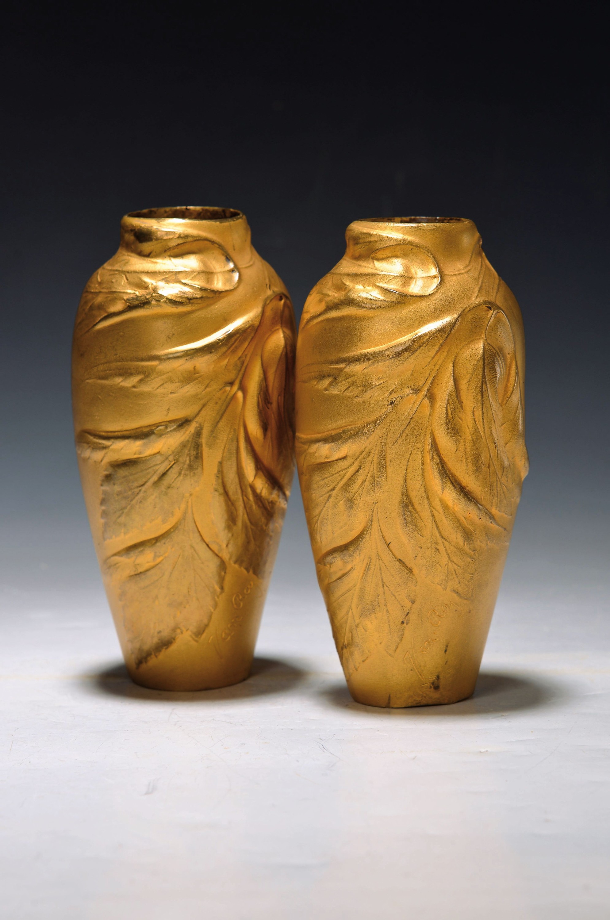Vasenpaar, signiert van Raj, um 1900, Metall, goldfarben, partiell mattiert, Blätterrelief, H. ca. 17 cm, l. Gebr.spuren