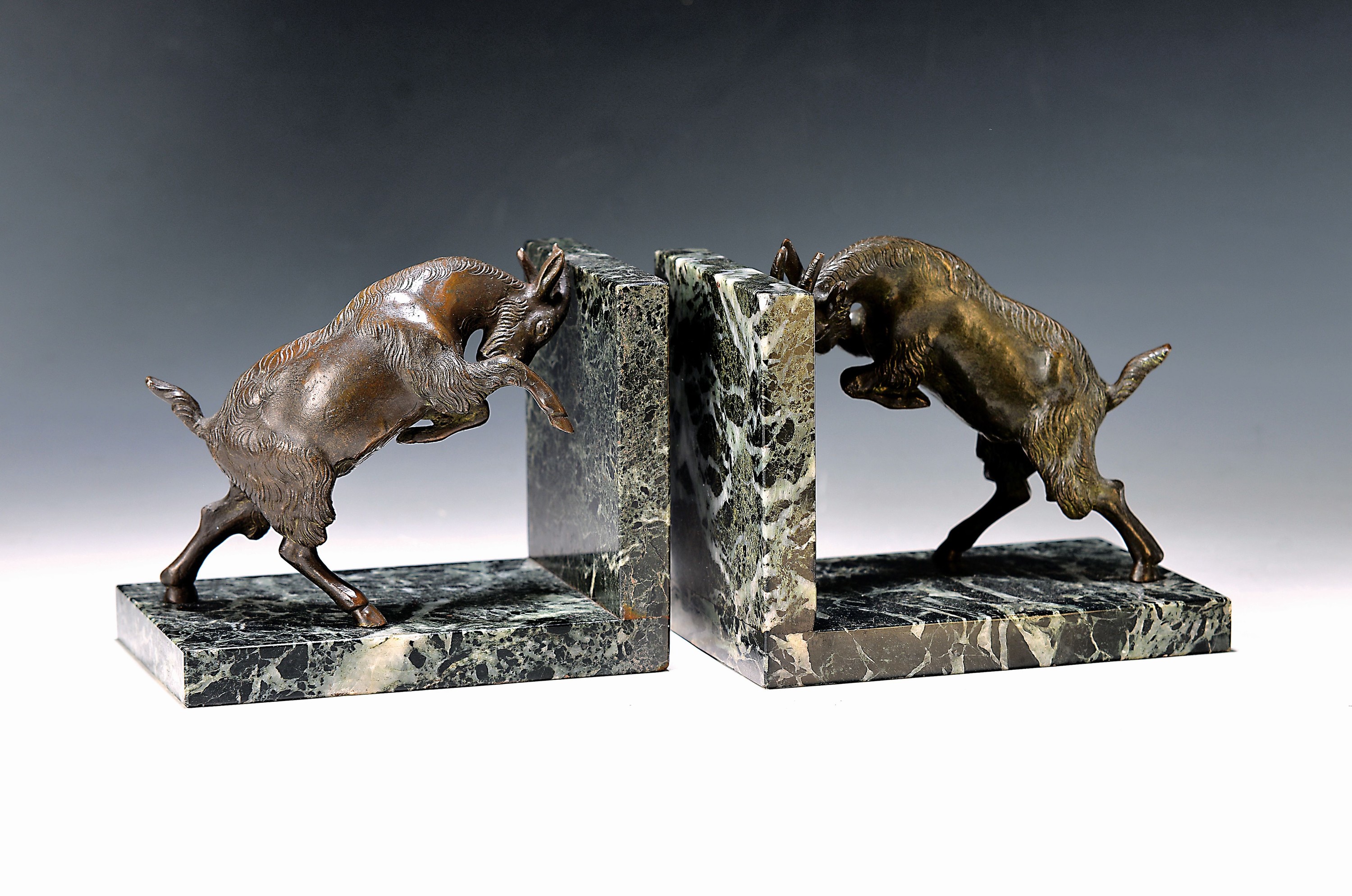 Paar Büchstützen, Frankreich, 30er Jahre, Bronzebekrönungen in Form von Ziegenböcken, weiß geäderter Marmor, ca. 13 x 16 x 10.6 cm, Marmor min. ...