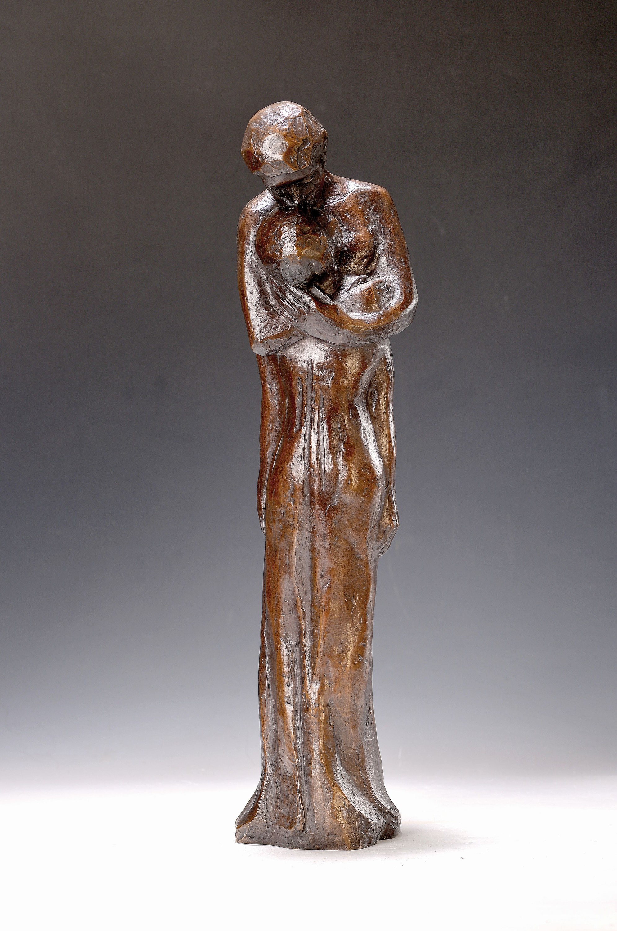 Detail k: Ulla Scholl, 1919 Darmstadt - 2011 Dachau, große Bronzefigur, "Ewiger Frühling", vollplastische Skulptur eines sich umarmenden Paares, ...