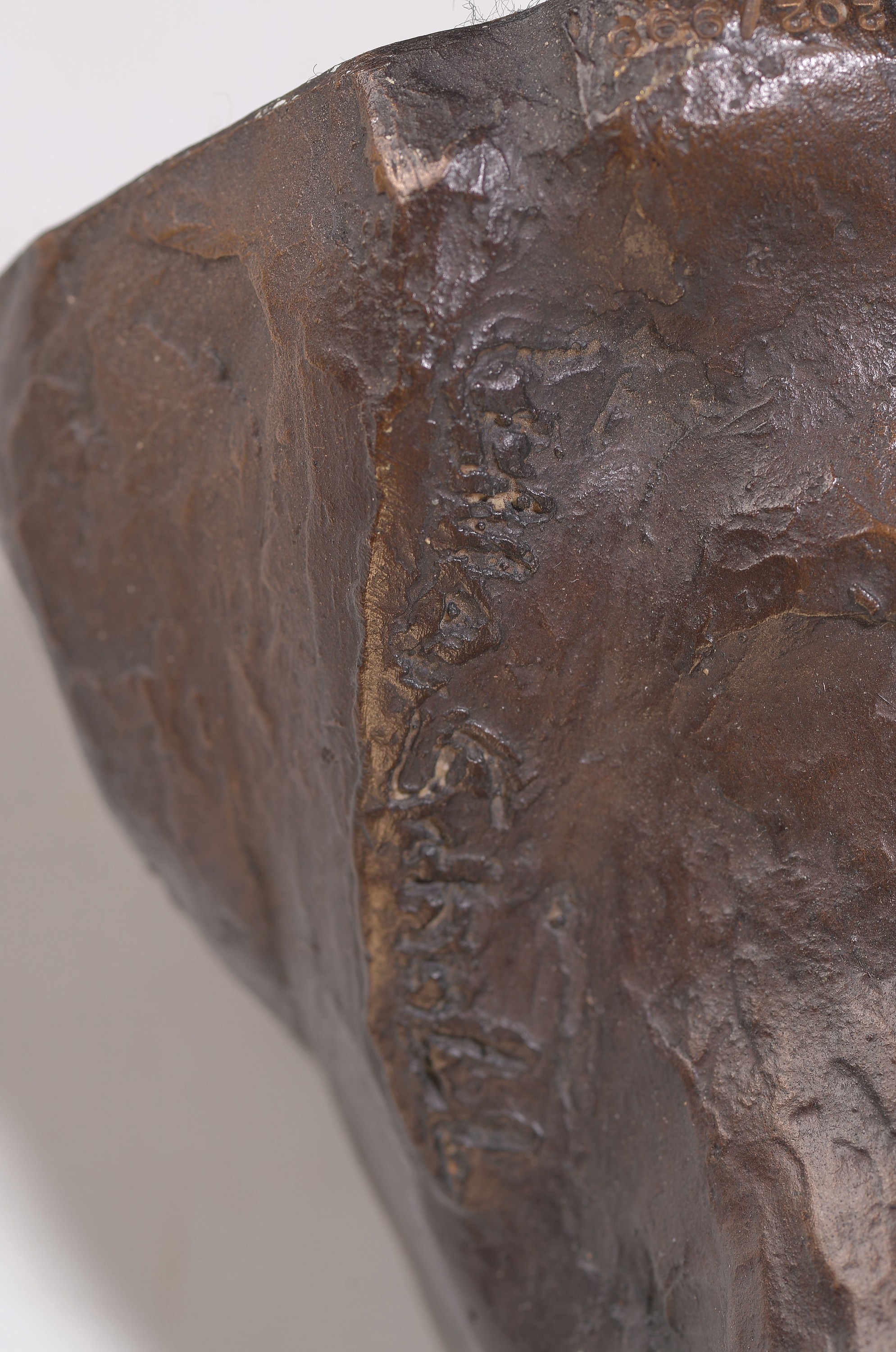 Detail l: Ulla Scholl, 1919 Darmstadt - 2011 Dachau, große Bronzefigur, "Ewiger Frühling", vollplastische Skulptur eines sich umarmenden Paares, ...