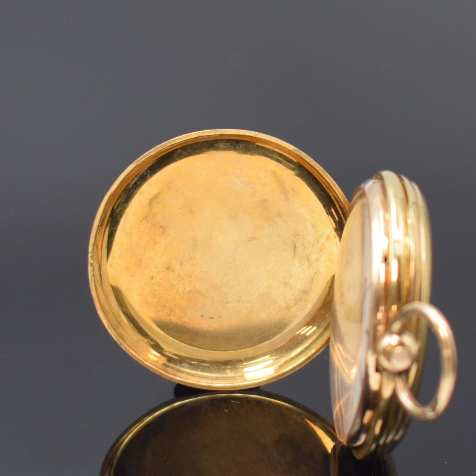 Detail a: Feine Genfer Savonette Zylinder- Damentaschenuhr in GG 750/000, Schweiz um 1850, guill. 3-Deckel Goldgeh. dell., z. T. guill. Goldcuvette, ...