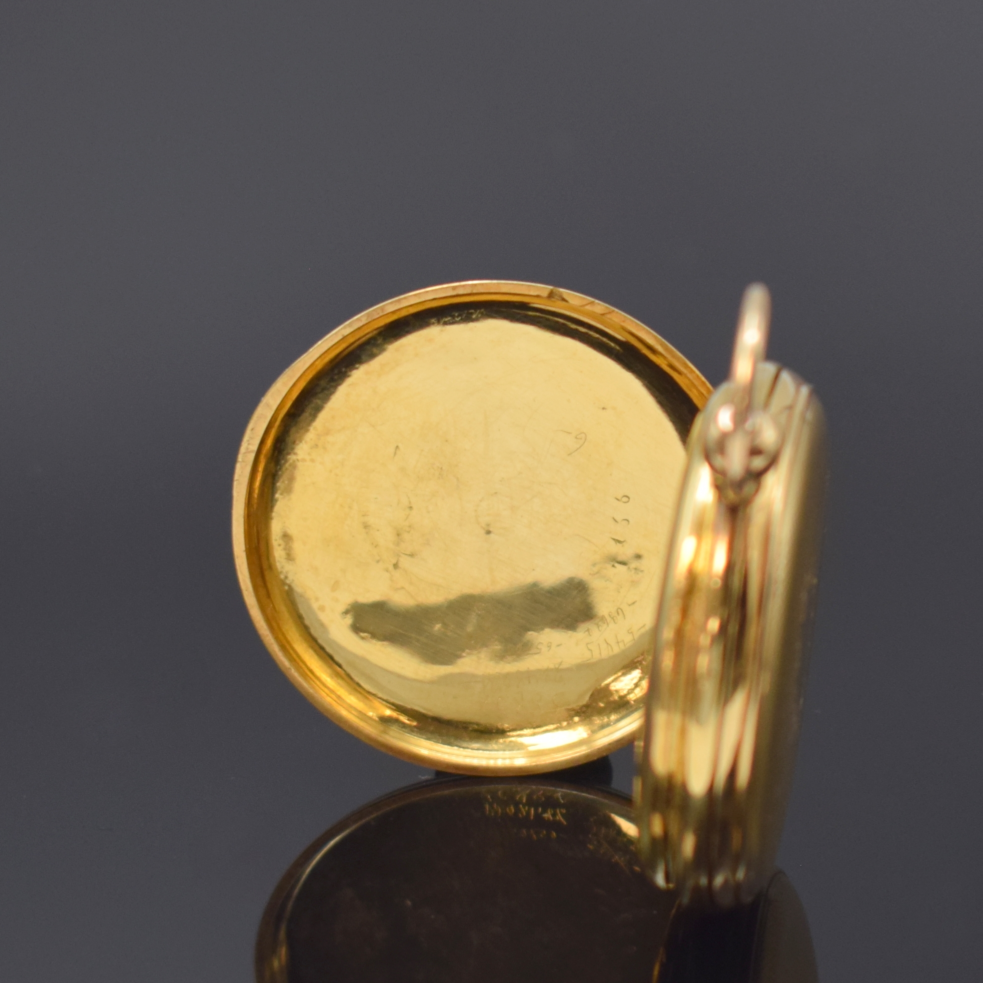 Detail d: Feine Genfer Savonette Zylinder- Damentaschenuhr in GG 750/000, Schweiz um 1850, guill. 3-Deckel Goldgeh. dell., z. T. guill. Goldcuvette, ...