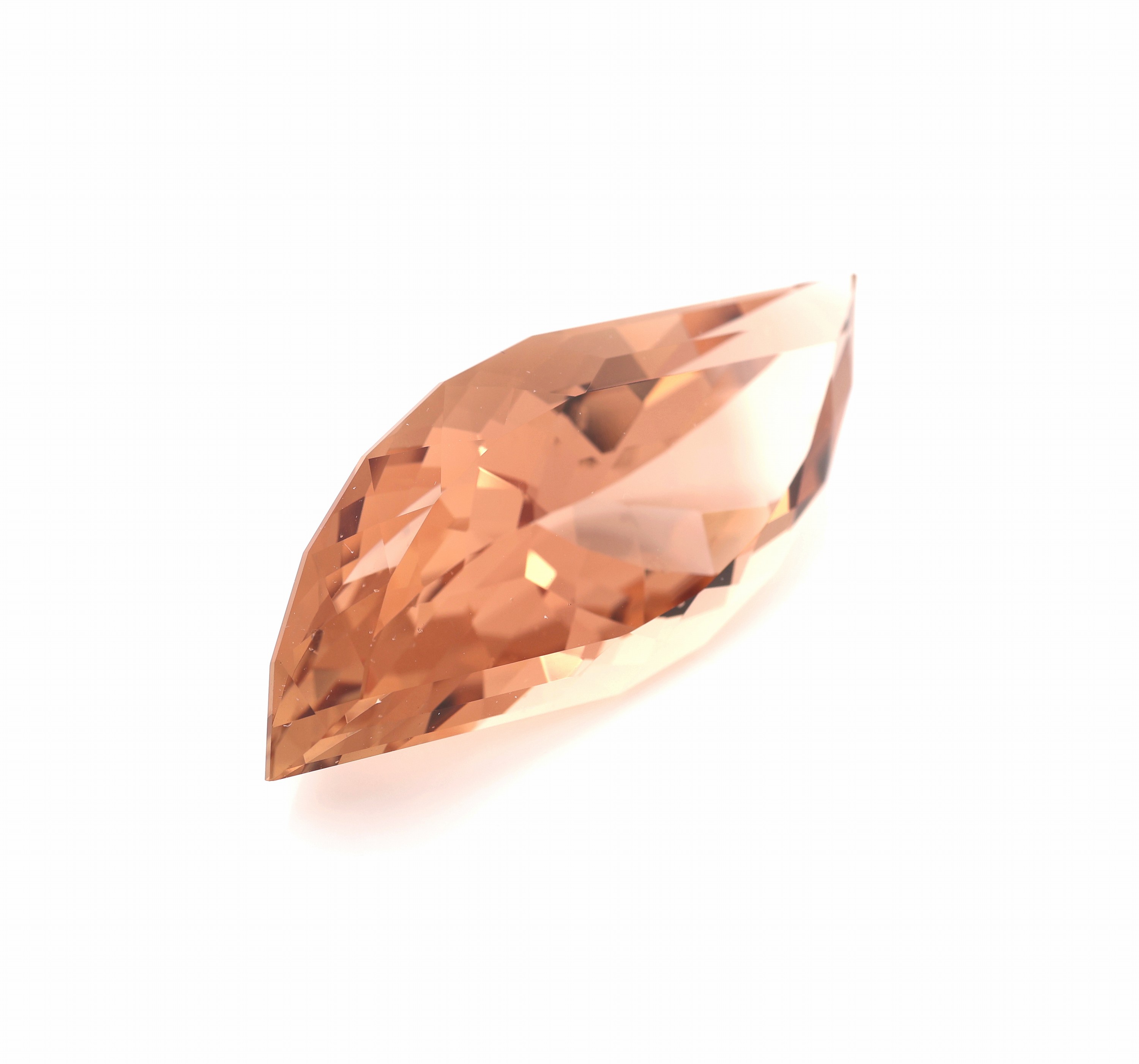 Detail a: Loser Imperial Topas ca. 39.6 ct, facett. Fantasieschliff, Light Reddish Orange, ca. 35.9 x 15.5 x 11.2 mm,