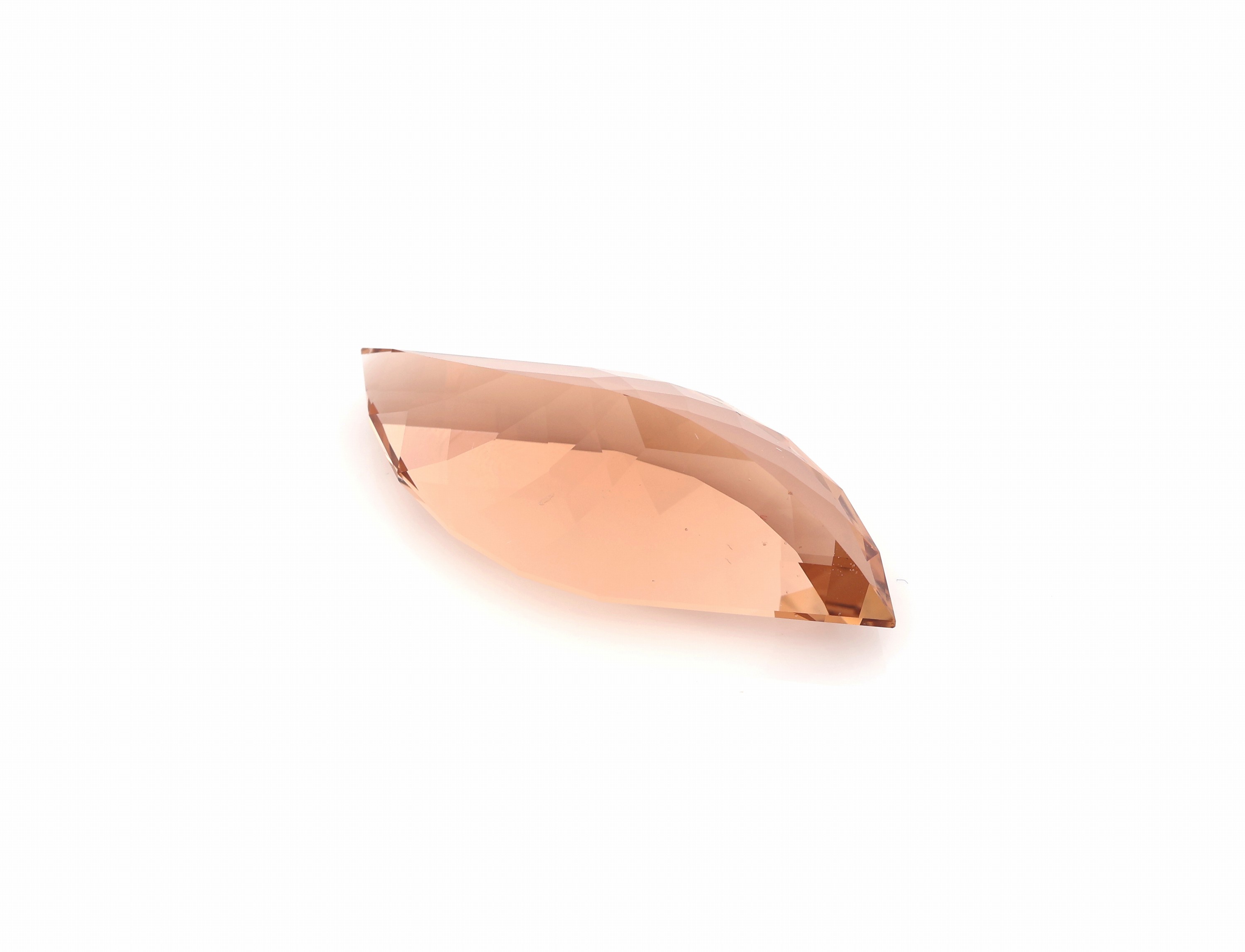 Detail b: Loser Imperial Topas ca. 39.6 ct, facett. Fantasieschliff, Light Reddish Orange, ca. 35.9 x 15.5 x 11.2 mm,