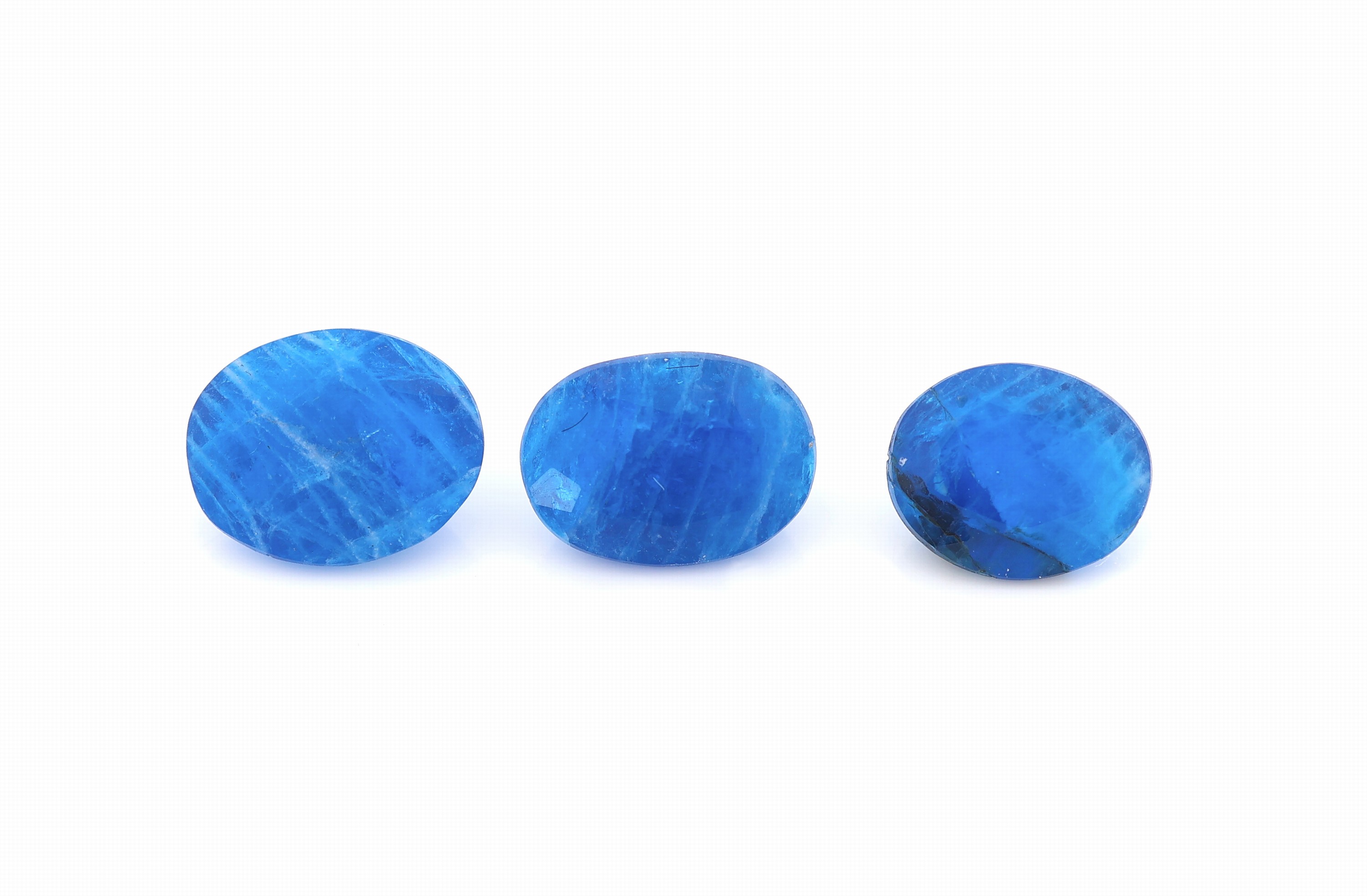 Lot 3 lose Hauyne zus. ca. 2.3 ct, facett. Ovalschliff in versch. Größen, von intensivem Blau
