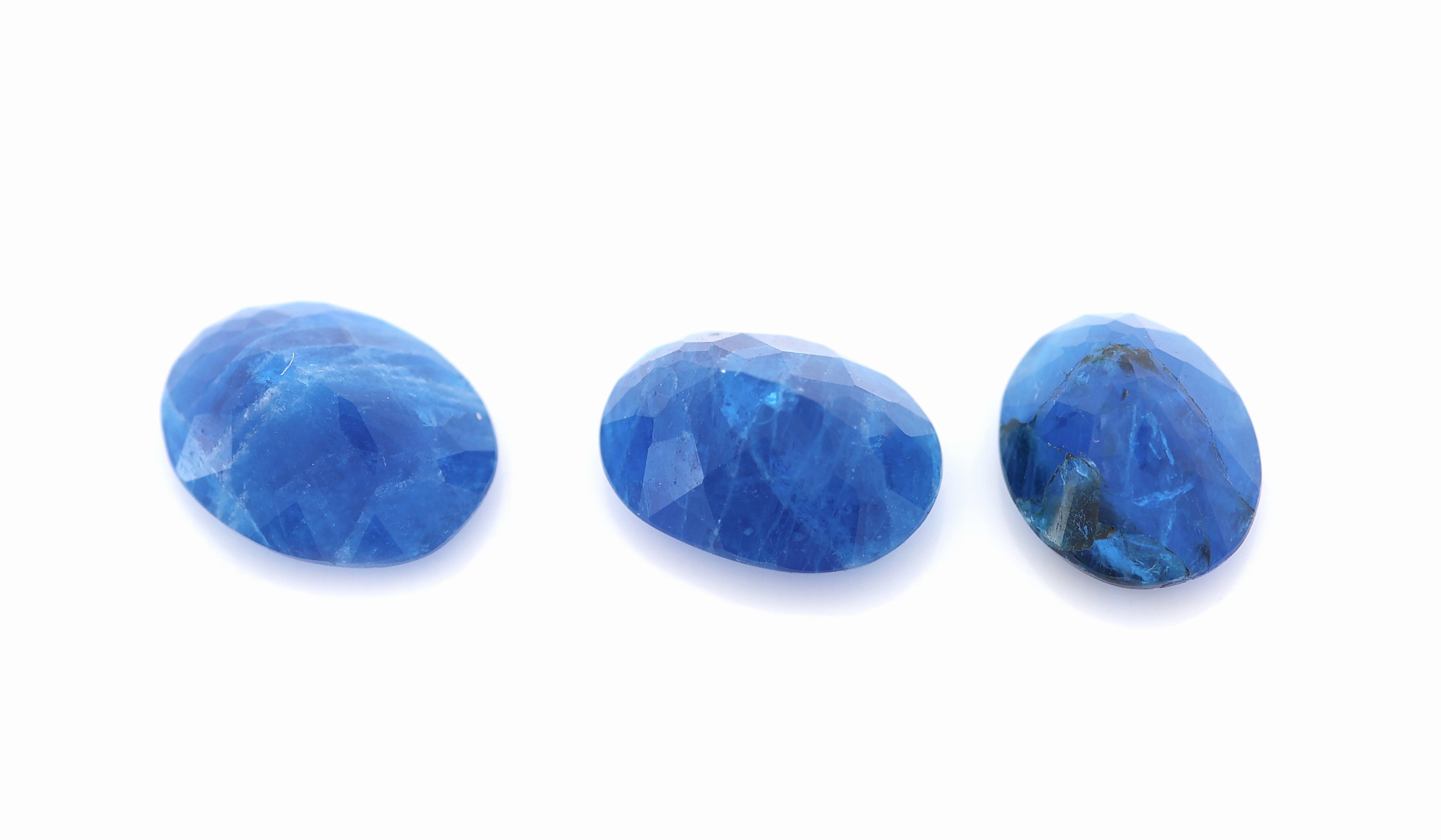Detail a: Lot 3 lose Hauyne zus. ca. 2.3 ct, facett. Ovalschliff in versch. Größen, von intensivem Blau