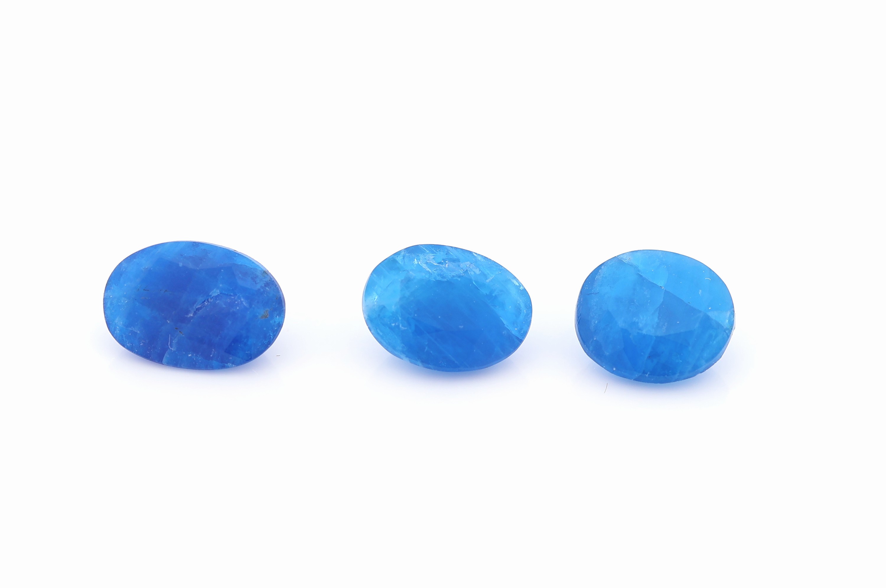 Lot 3 lose Hauyne zus. ca. 1.7 ct, facett. Ovalschliff in versch. Größen, von intensivem Blau