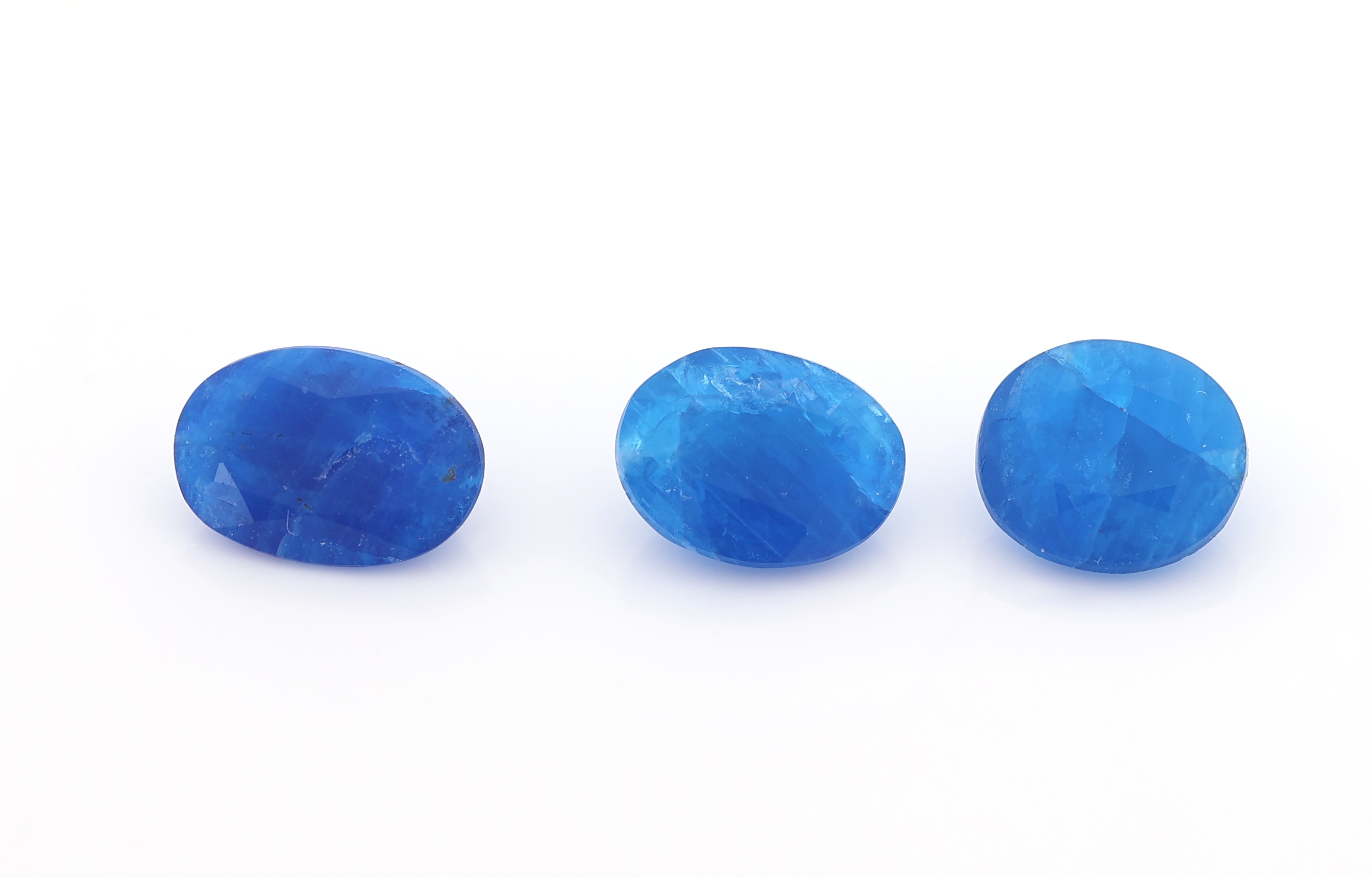 Detail a: Lot 3 lose Hauyne zus. ca. 1.7 ct, facett. Ovalschliff in versch. Größen, von intensivem Blau