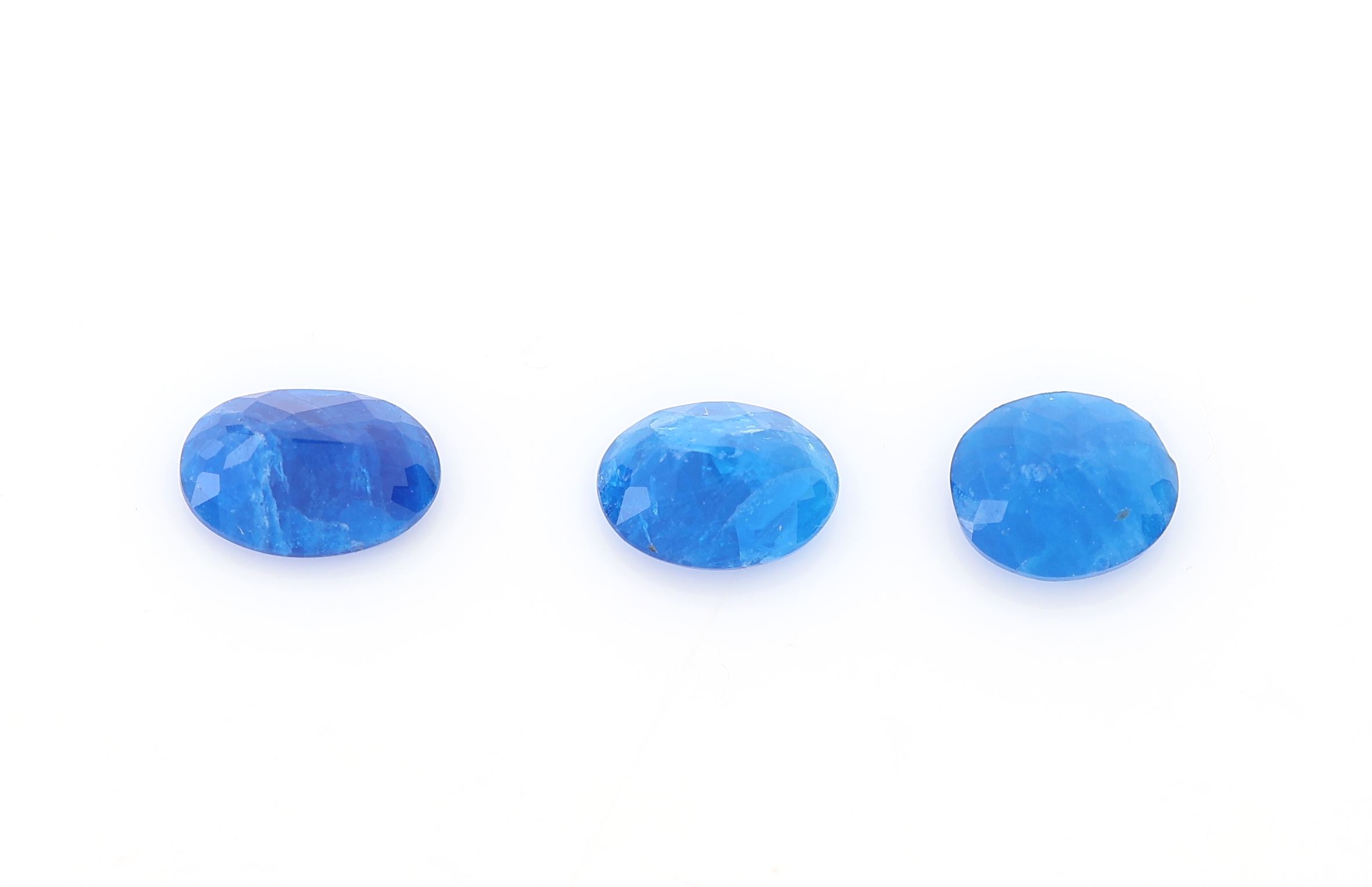 Detail b: Lot 3 lose Hauyne zus. ca. 1.7 ct, facett. Ovalschliff in versch. Größen, von intensivem Blau