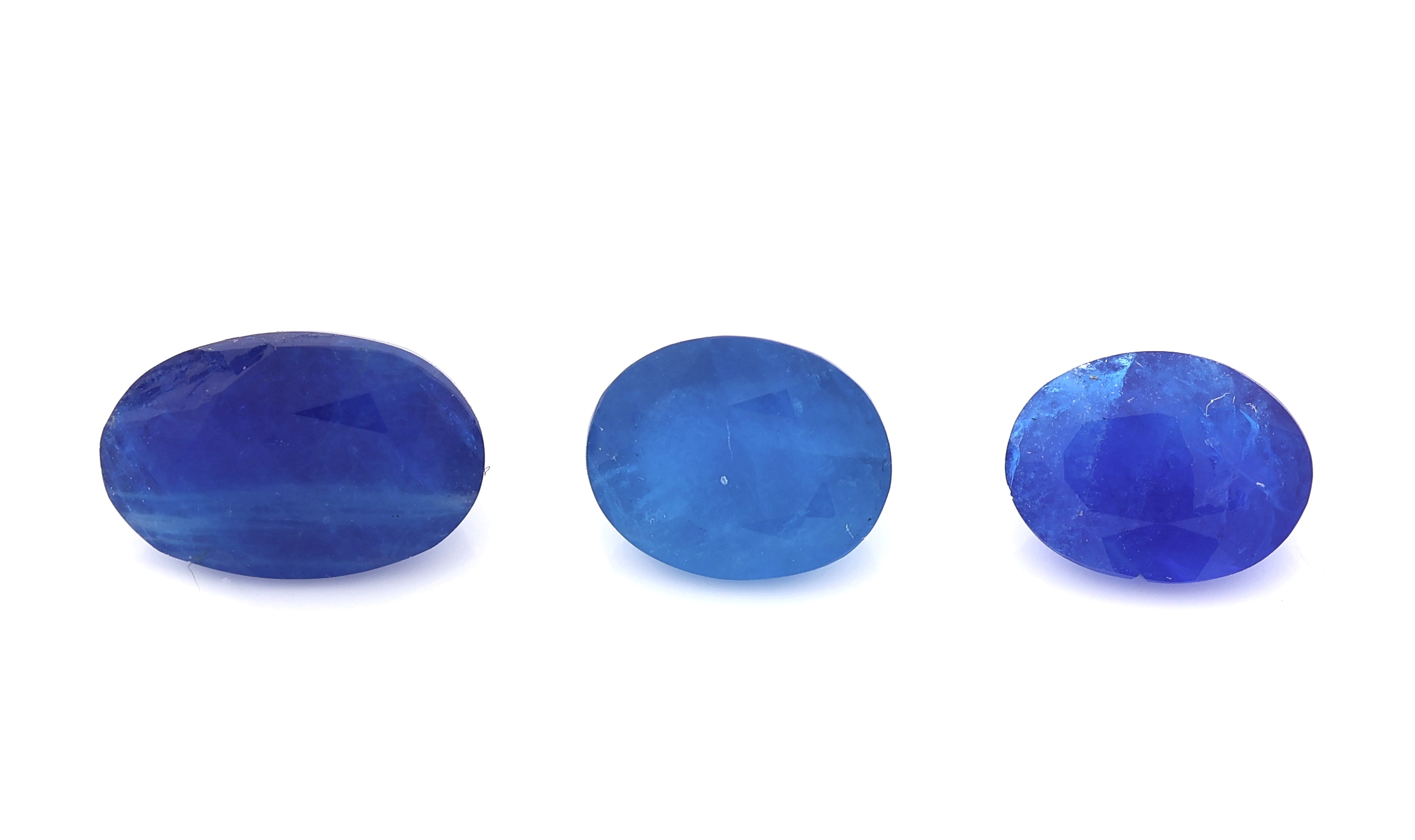 Lot 3 lose Hauyne zus. ca. 1.5 ct, ovalfacett. in versch. Größen, besch., von intensivem Blau