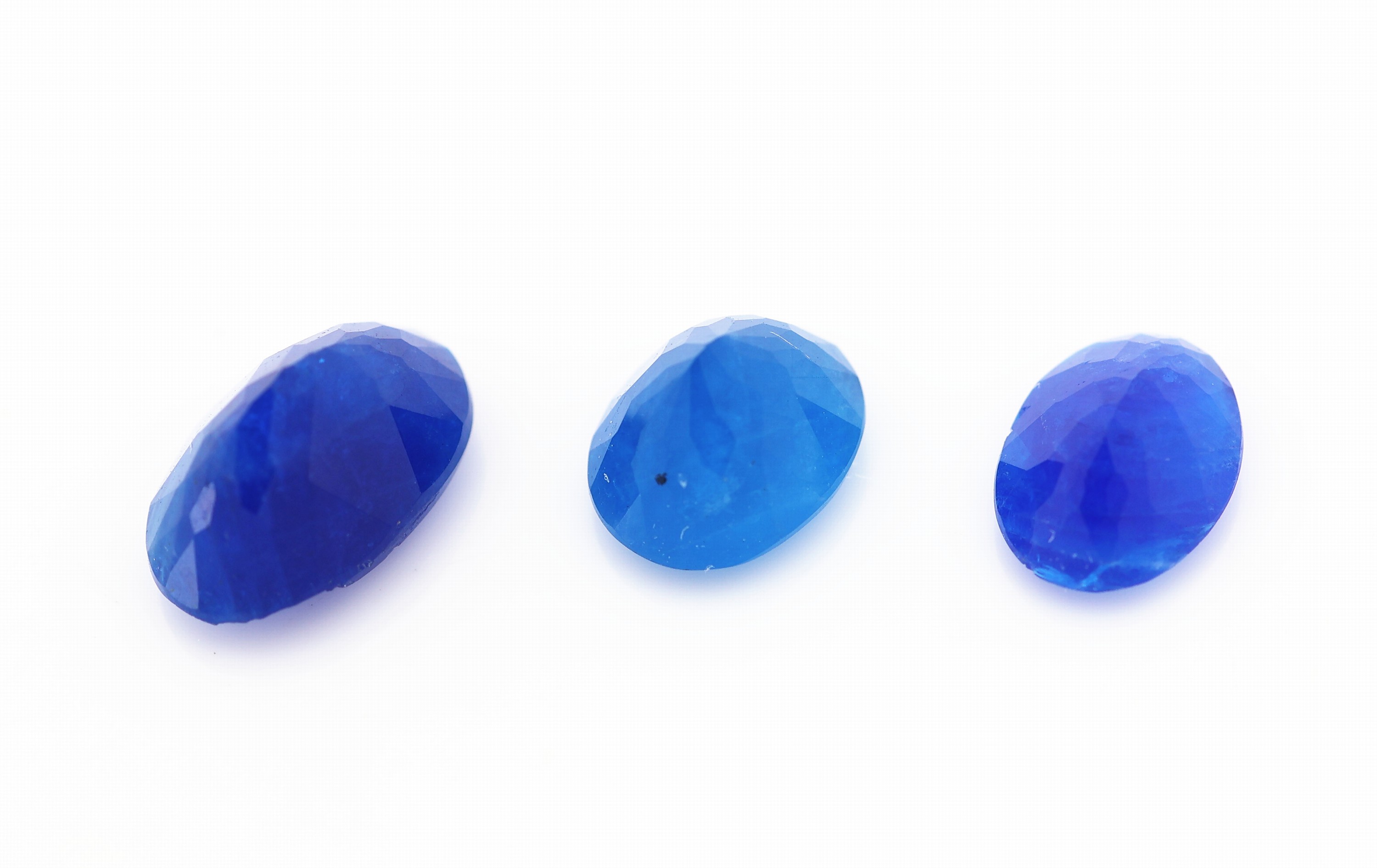 Detail a: Lot 3 lose Hauyne zus. ca. 1.5 ct, ovalfacett. in versch. Größen, besch., von intensivem Blau