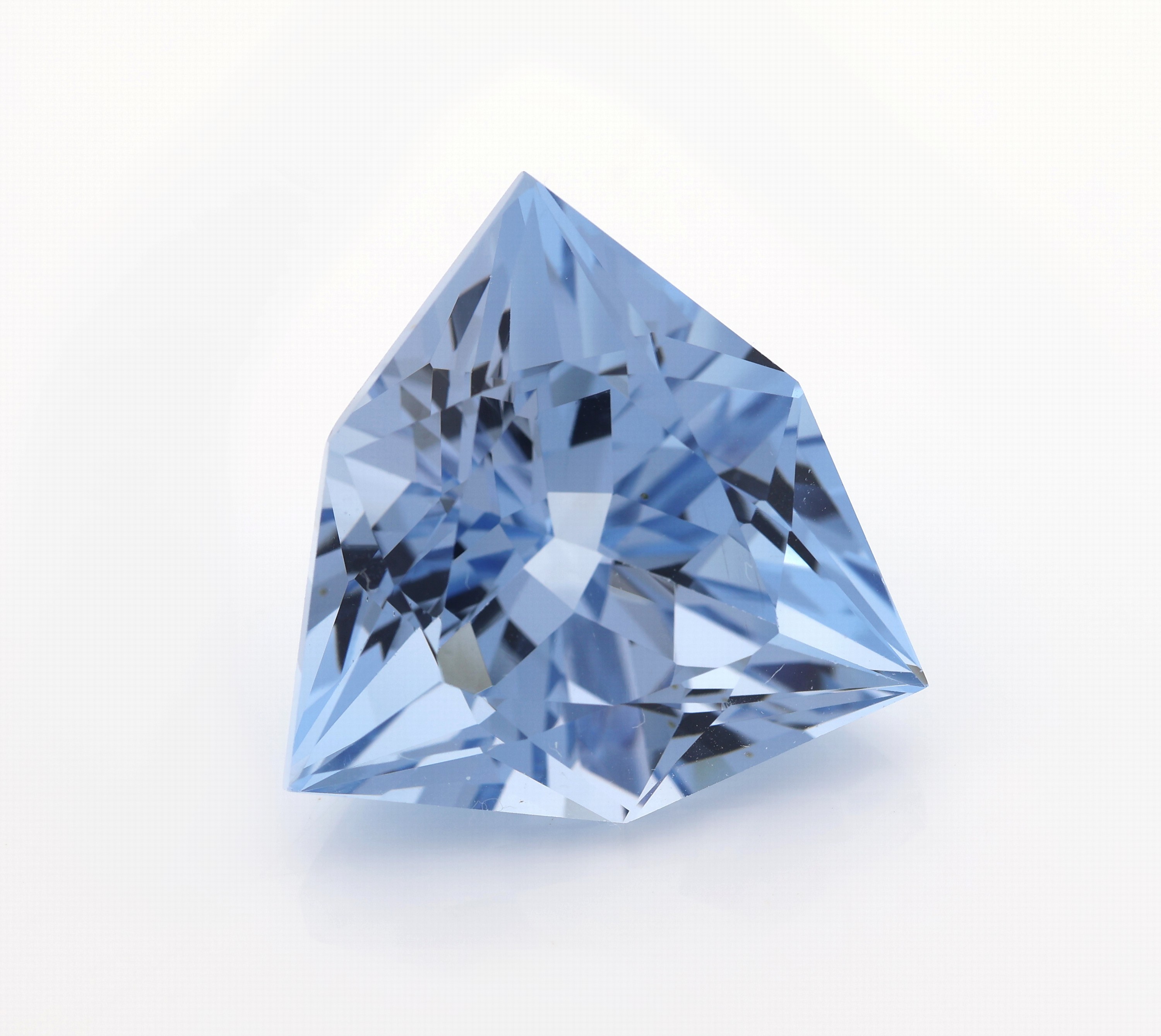 Detail a: Loser Aquamarin ca. 39.81 ct, facett. Trillant-schliff, 23.46 x 23.37 x 16.03 mm, von schöner Farbe, beh., mit AIG Expertise