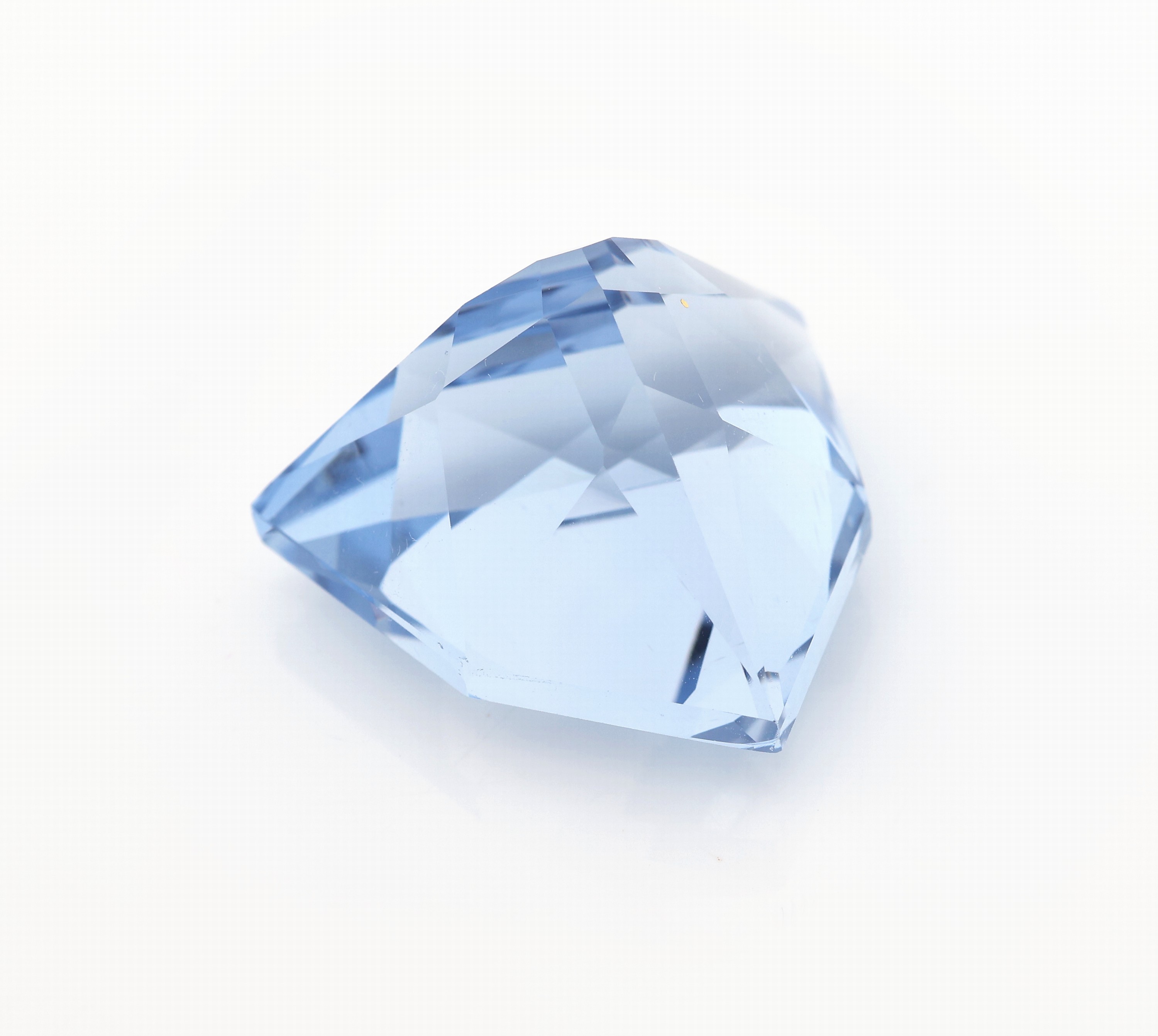 Detail b: Loser Aquamarin ca. 39.81 ct, facett. Trillant-schliff, 23.46 x 23.37 x 16.03 mm, von schöner Farbe, beh., mit AIG Expertise