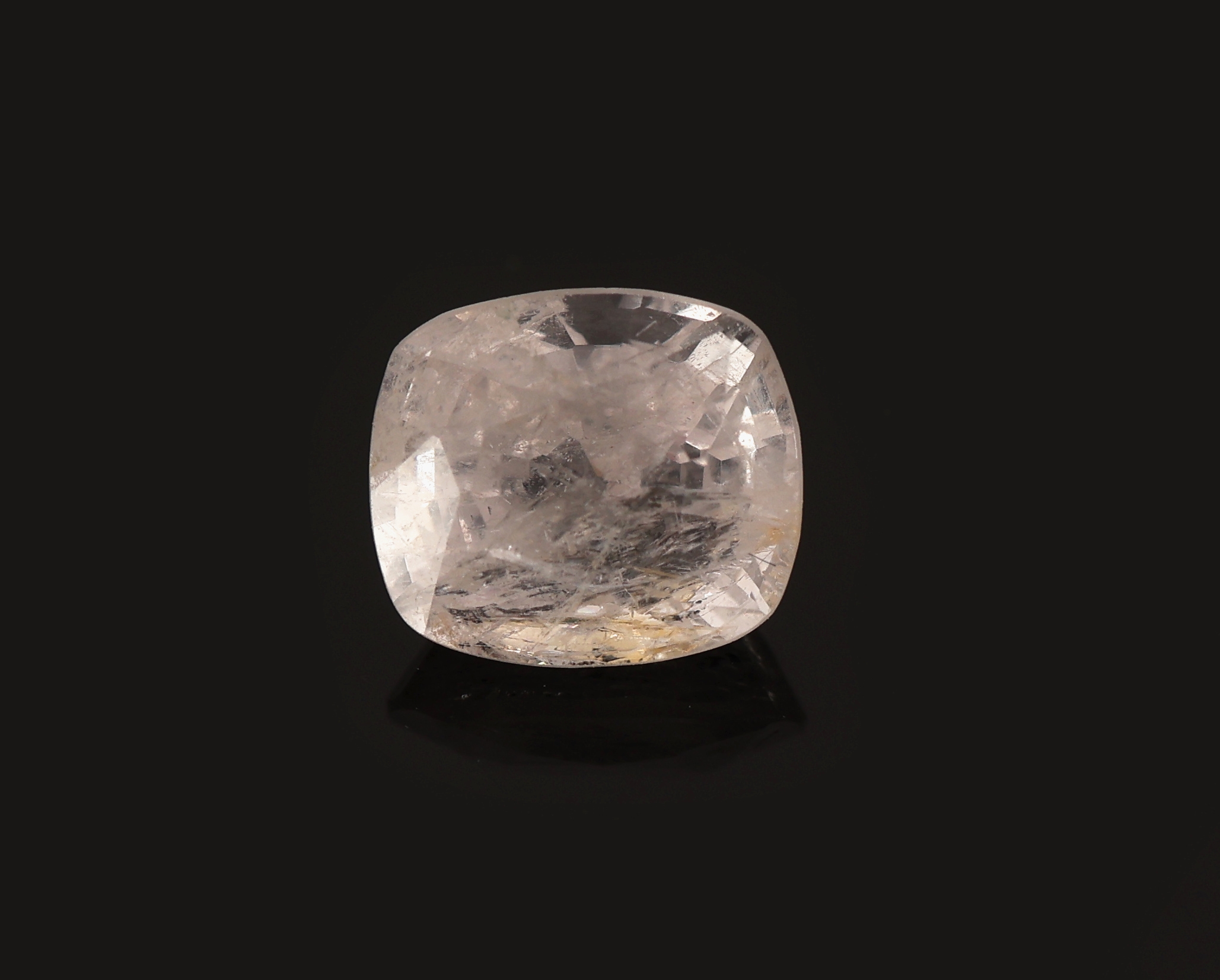 Detail a: Loser Taaffeit ca. 1.30 ct, facett. Kissenschliff, Pink, 6.61 x 5.76 x 4.39 mm, mit AIG Expertise