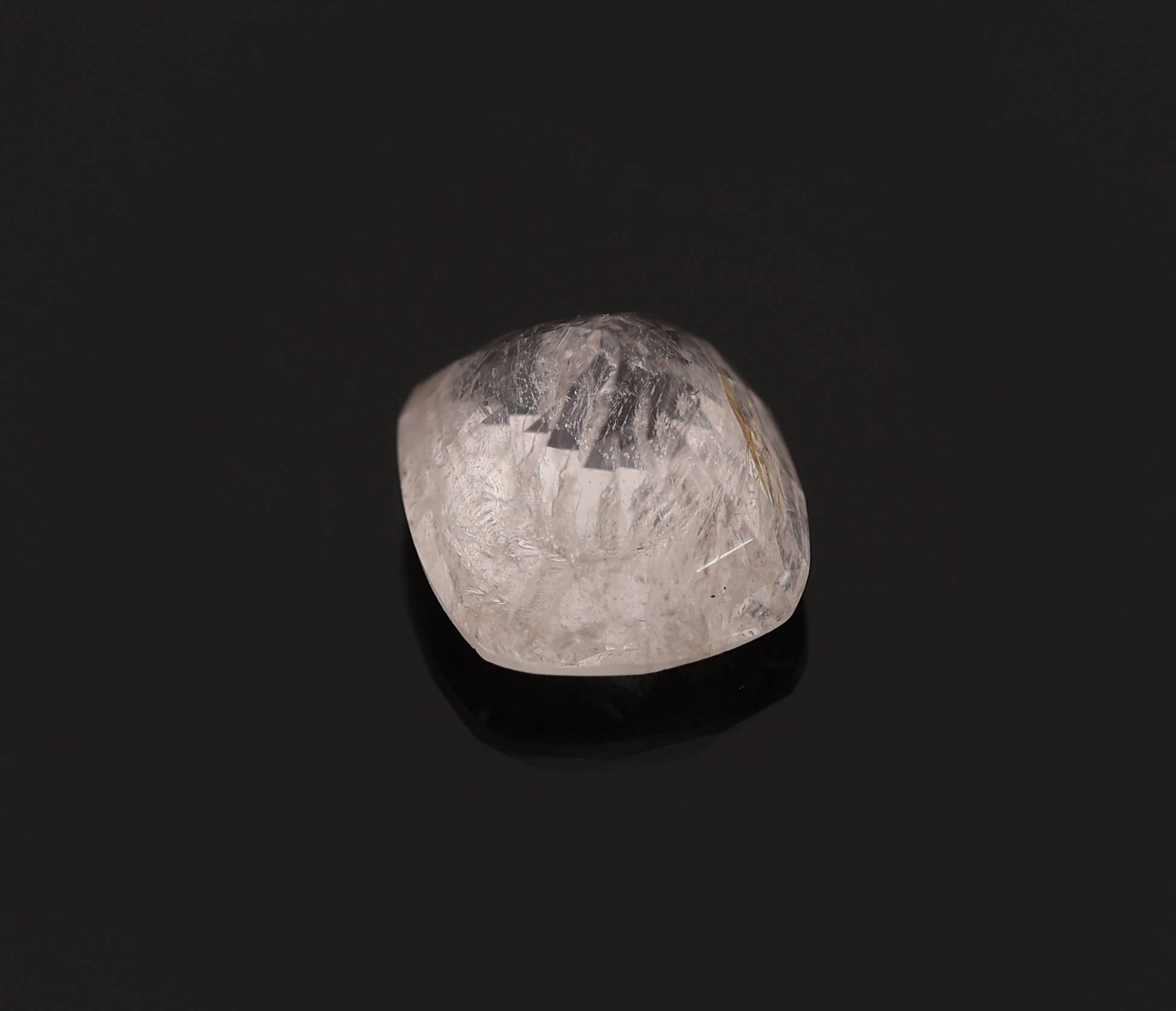 Detail b: Loser Taaffeit ca. 1.30 ct, facett. Kissenschliff, Pink, 6.61 x 5.76 x 4.39 mm, mit AIG Expertise