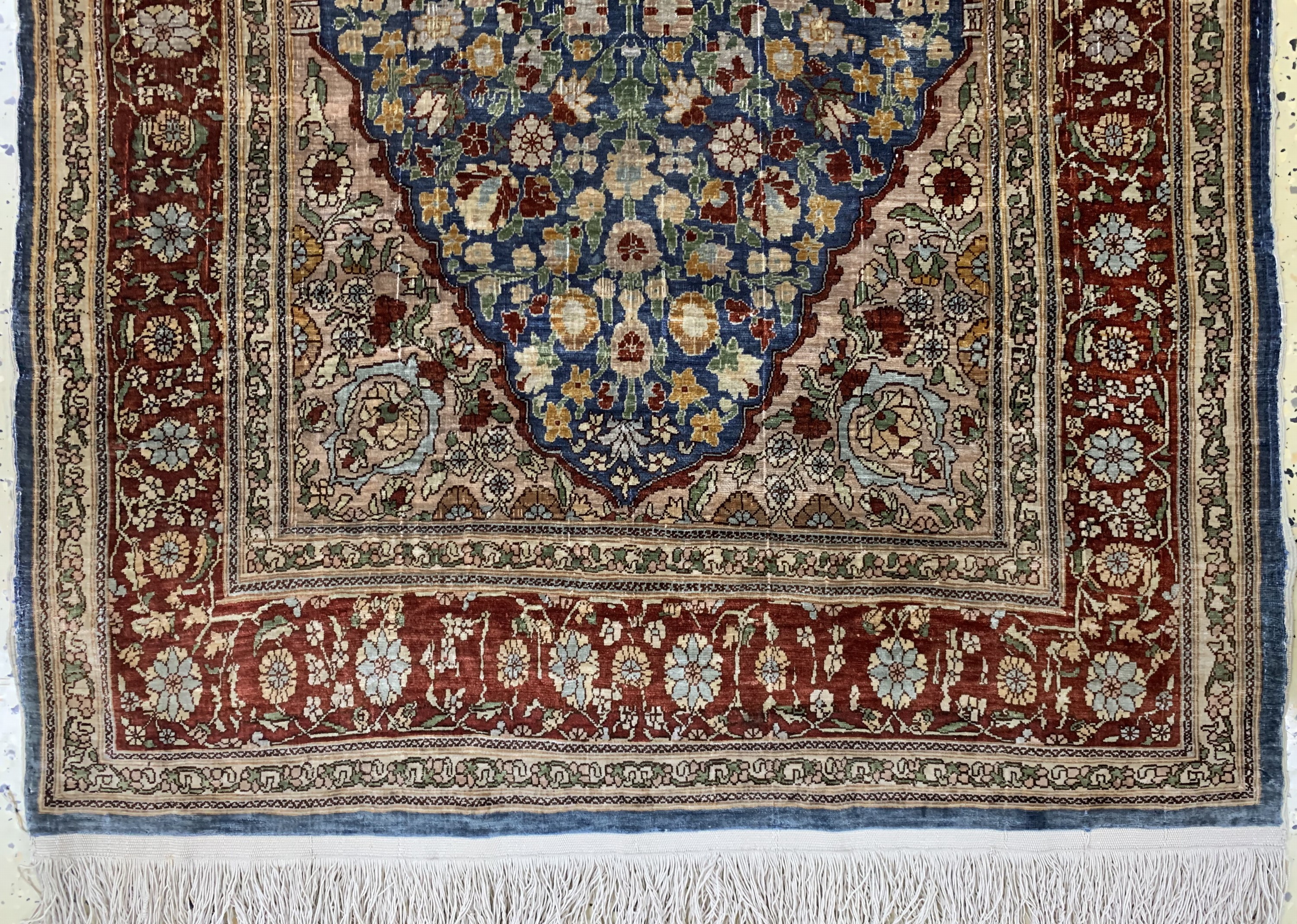 Detail b: Hereke Seide signiert, Türkei, Mitte 20.Jhd, reine Naturseide, ca. 126 x 81 cm, EHZ: 3