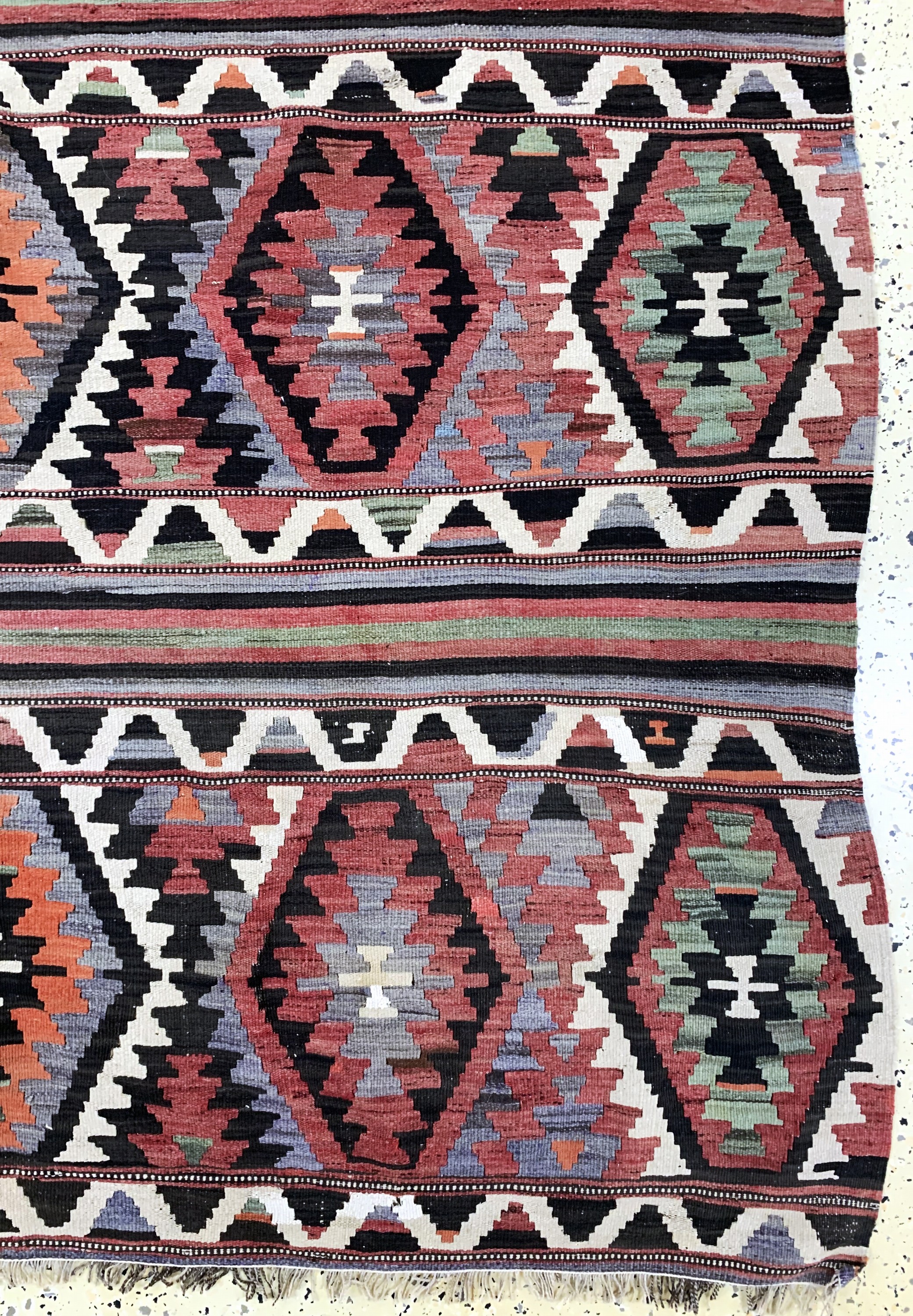 Detail a: Anatol Kelim antik, Türkei, um 1900, Wolle auf Wolle, ca. 280 x 170 cm, EHZ: 2(mehrerer kleine Löcher).