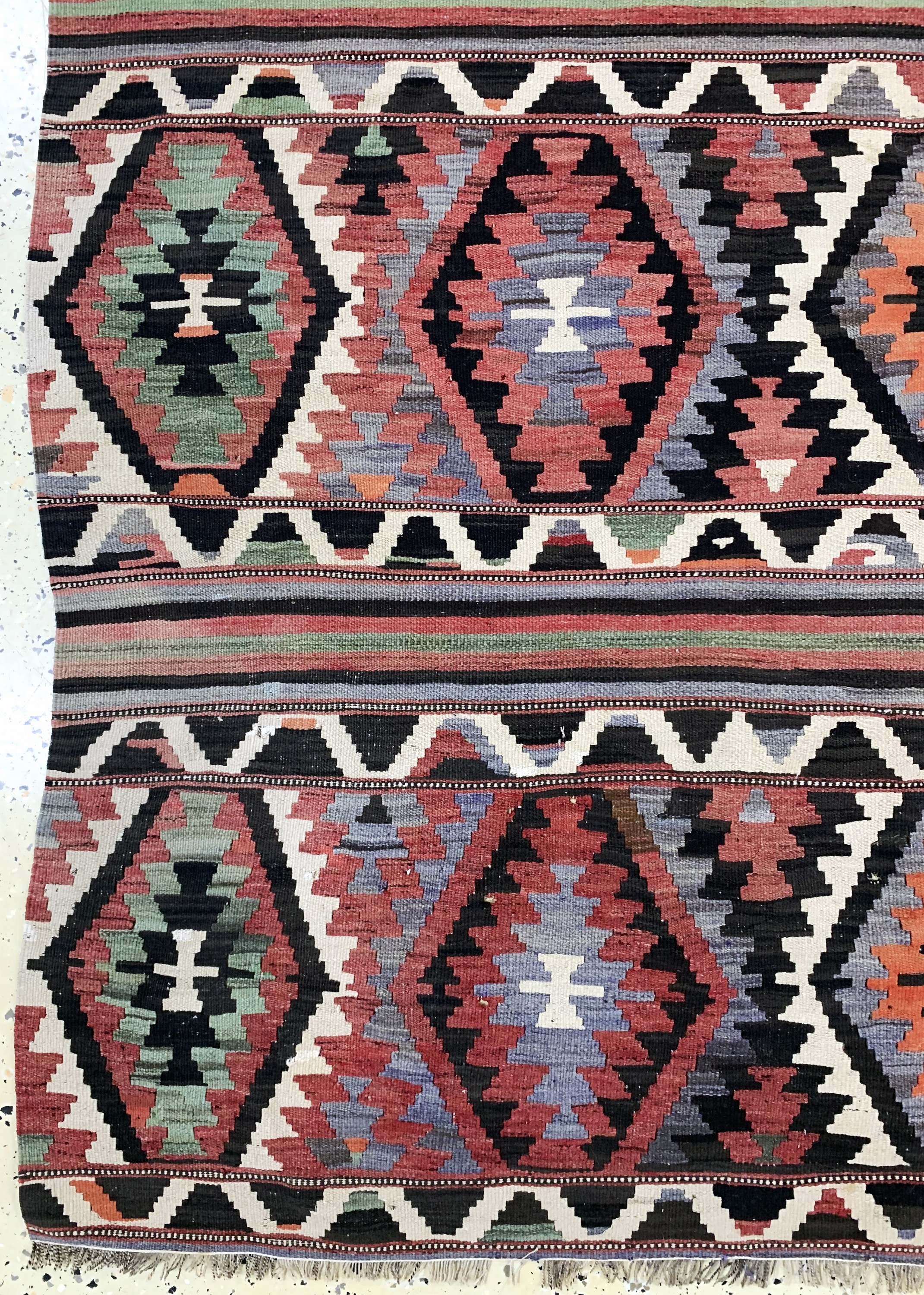 Detail b: Anatol Kelim antik, Türkei, um 1900, Wolle auf Wolle, ca. 280 x 170 cm, EHZ: 2(mehrerer kleine Löcher).