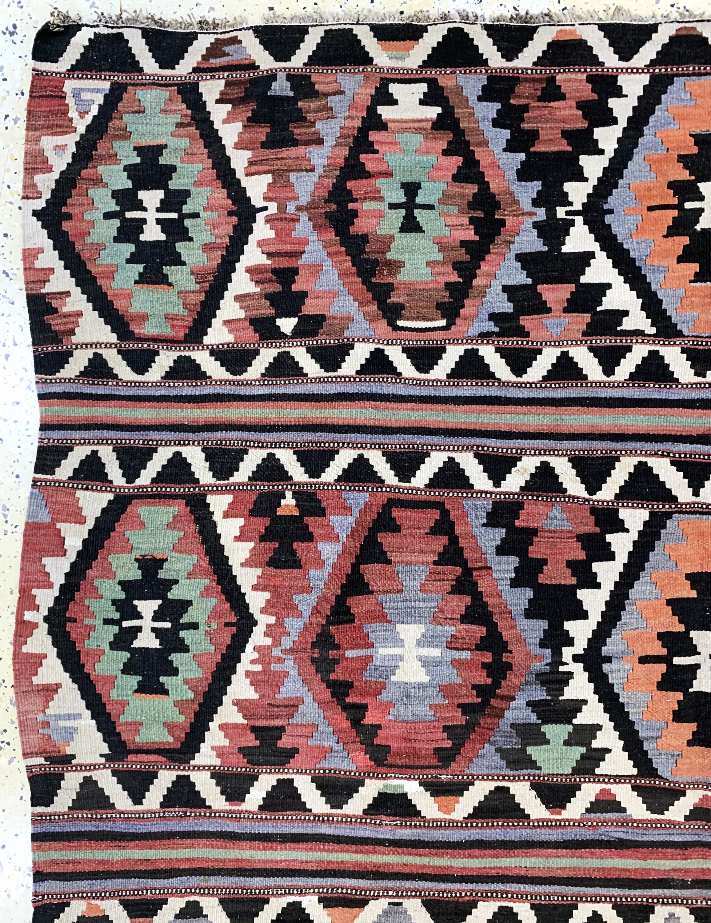 Detail c: Anatol Kelim antik, Türkei, um 1900, Wolle auf Wolle, ca. 280 x 170 cm, EHZ: 2(mehrerer kleine Löcher).