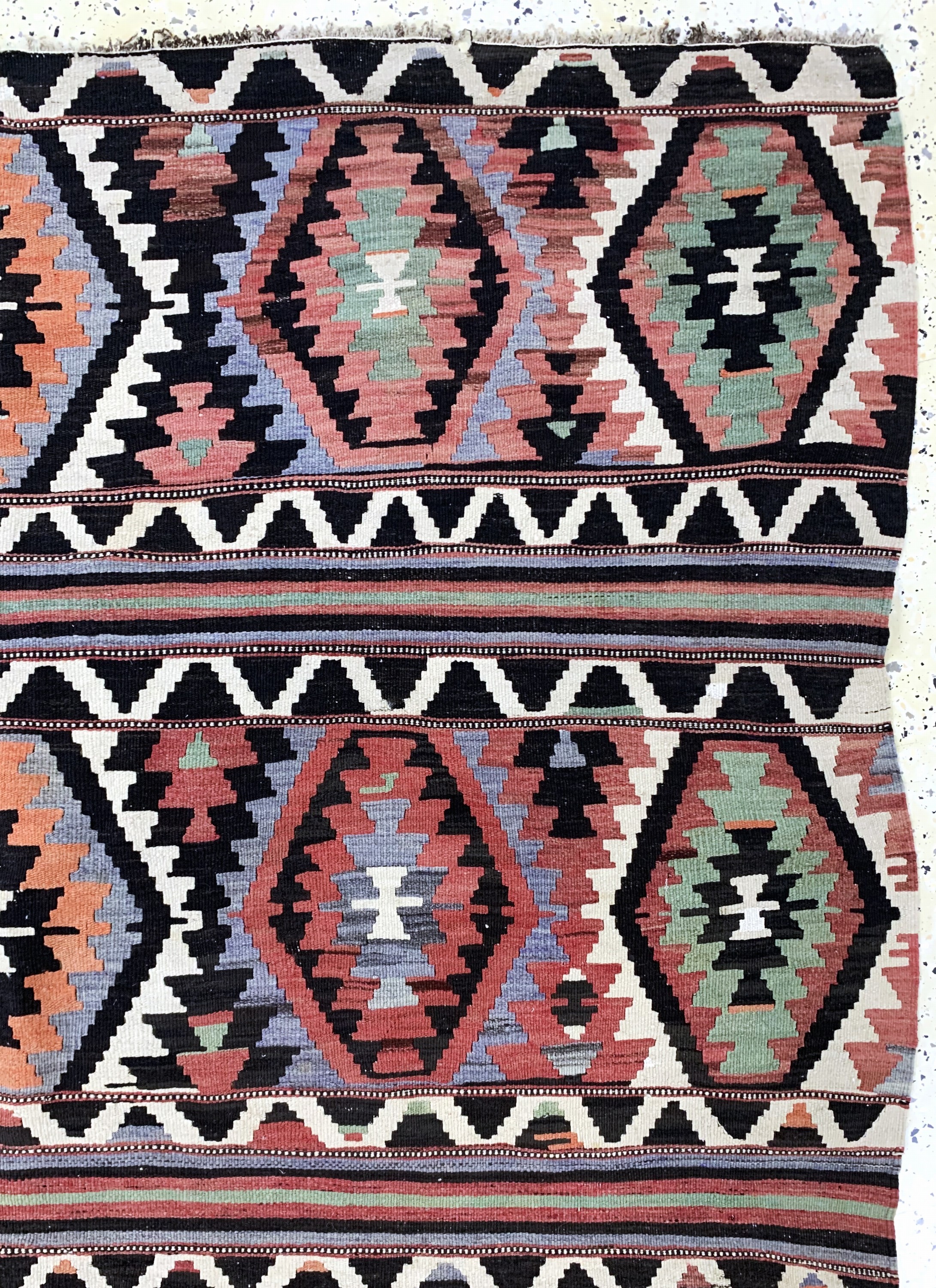 Detail d: Anatol Kelim antik, Türkei, um 1900, Wolle auf Wolle, ca. 280 x 170 cm, EHZ: 2(mehrerer kleine Löcher).