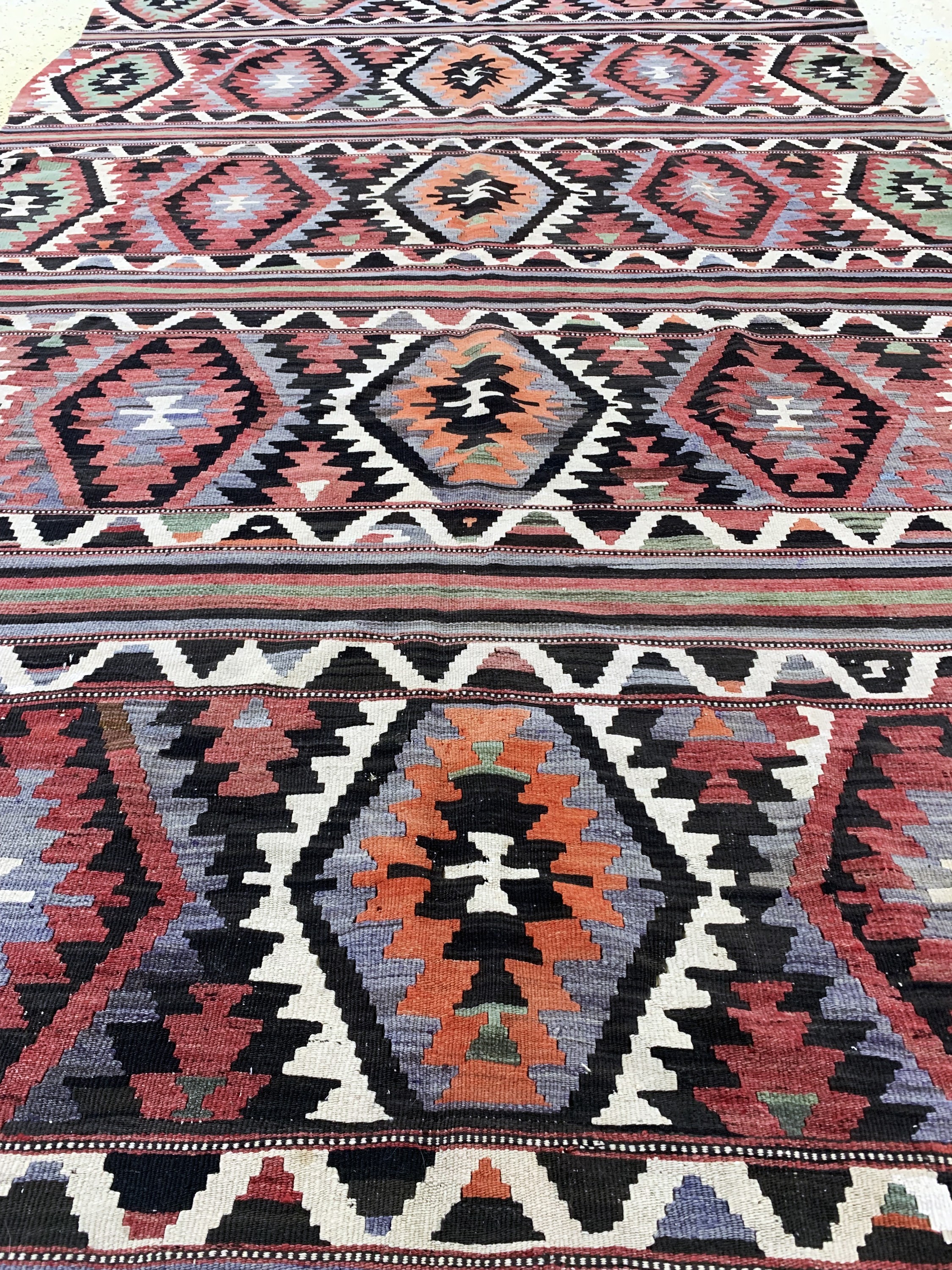 Detail e: Anatol Kelim antik, Türkei, um 1900, Wolle auf Wolle, ca. 280 x 170 cm, EHZ: 2(mehrerer kleine Löcher).