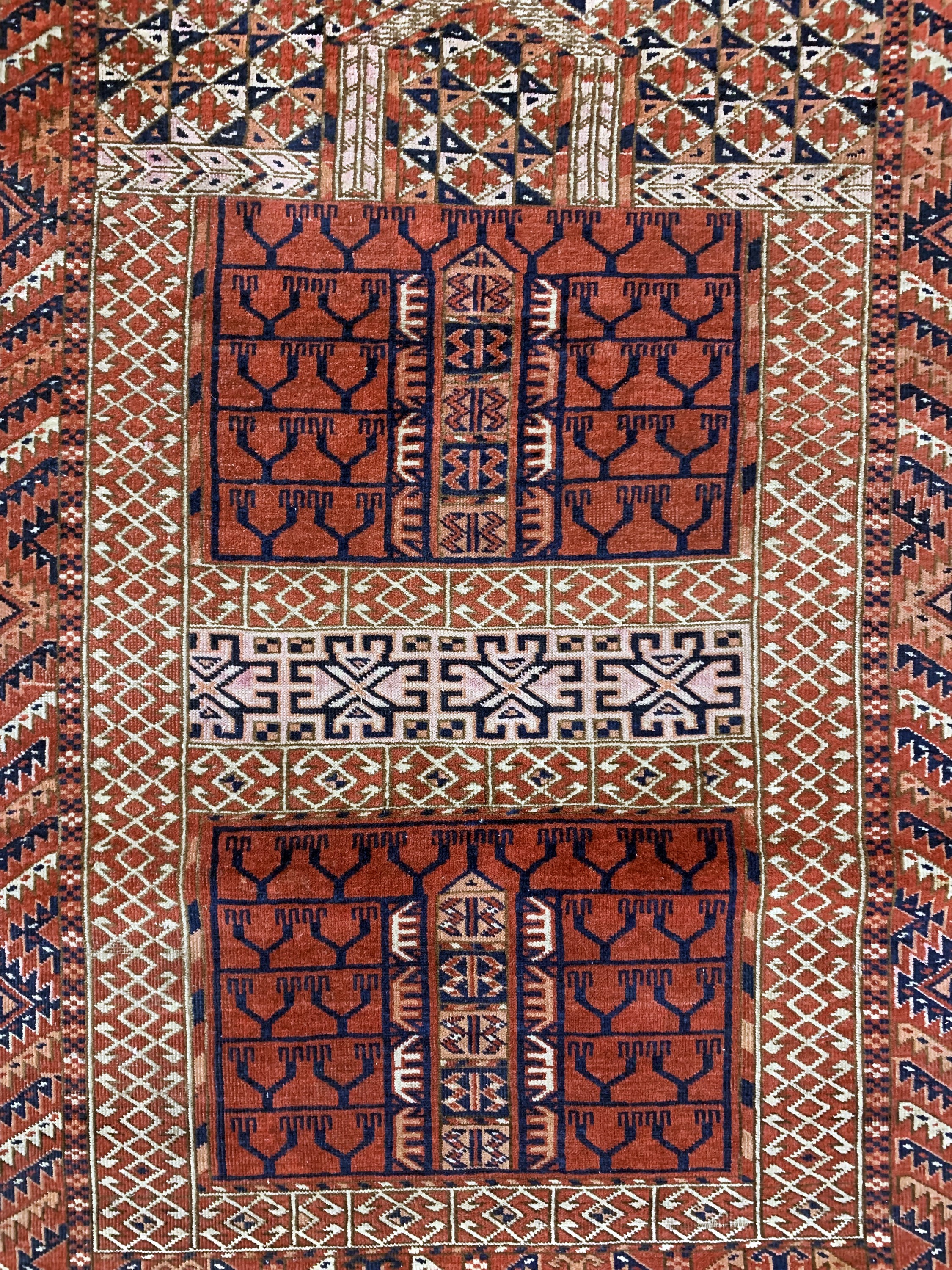Detail b: Tekke Engsi antik, Turkmenistan, 19.Jhd, Wolle auf Wolle, ca. 150 x 120 cm, EHZ: 2, (restauriert)